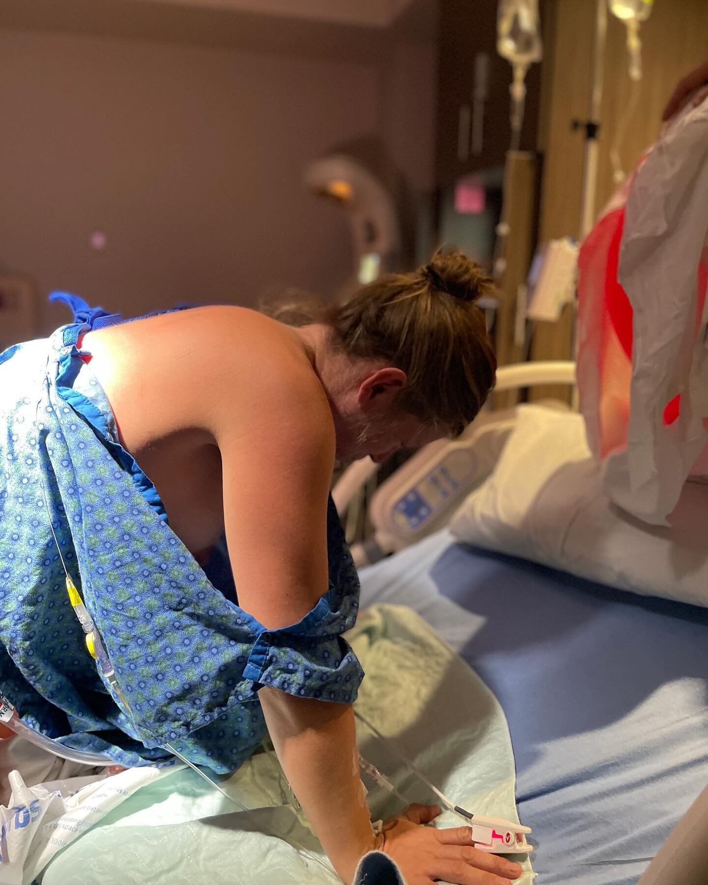 Can you feel the power? Stage 2 Push Time and M. is honoring her instinct to mix it up! 🩵

#handsandknees
#tugofwar
#withanepidural
#followyourinstincts
#hospitalbirth
#stage2labor
#doulasupportedbirth
#denverdoula
#coloradobabies