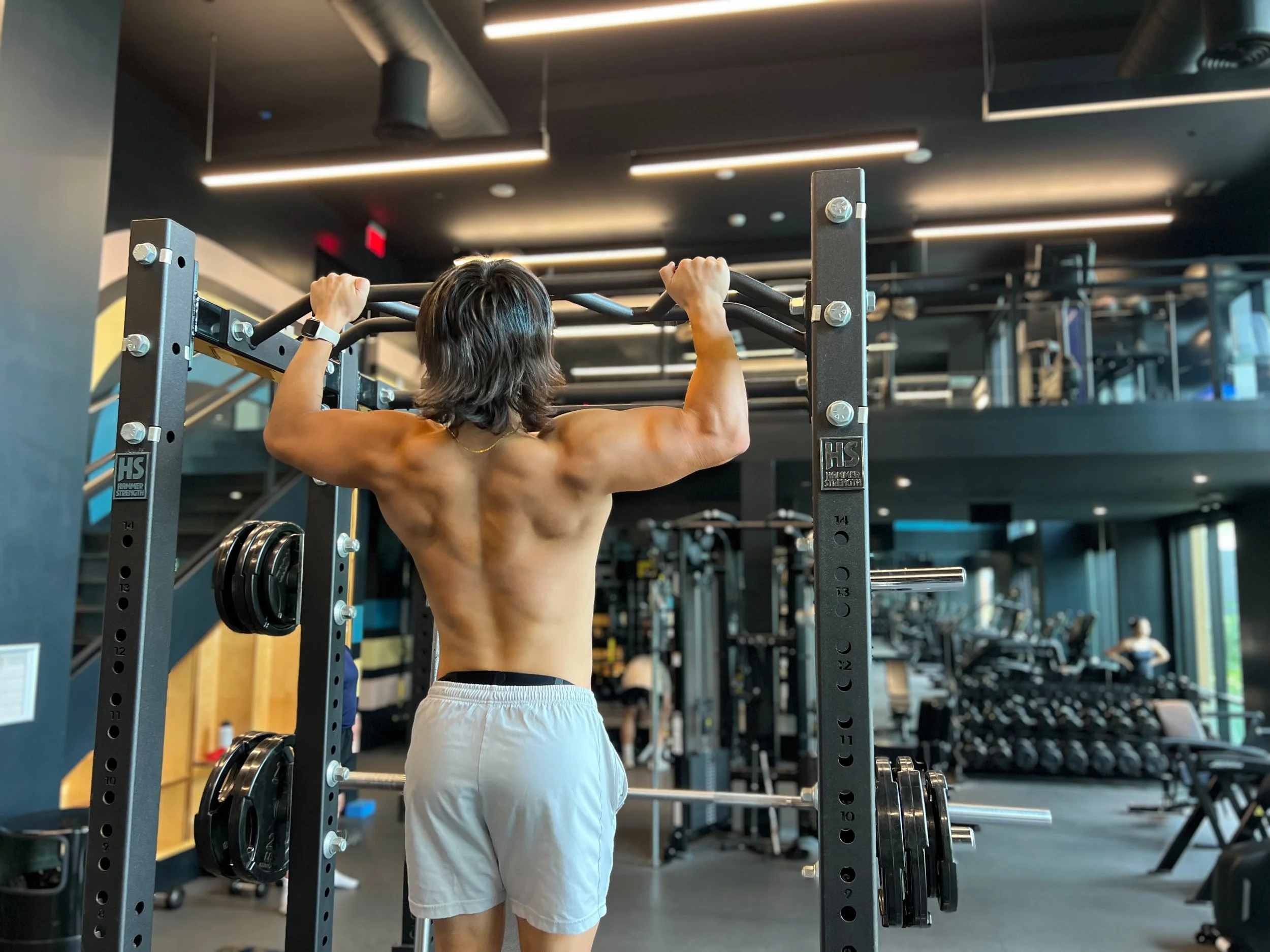 Loshi Vue, Asian Nutritionist at Grain by Grain, lifting weights to promote sustainable weight loss, body recomposition, macro tracking, and strength-based nutrition coaching.