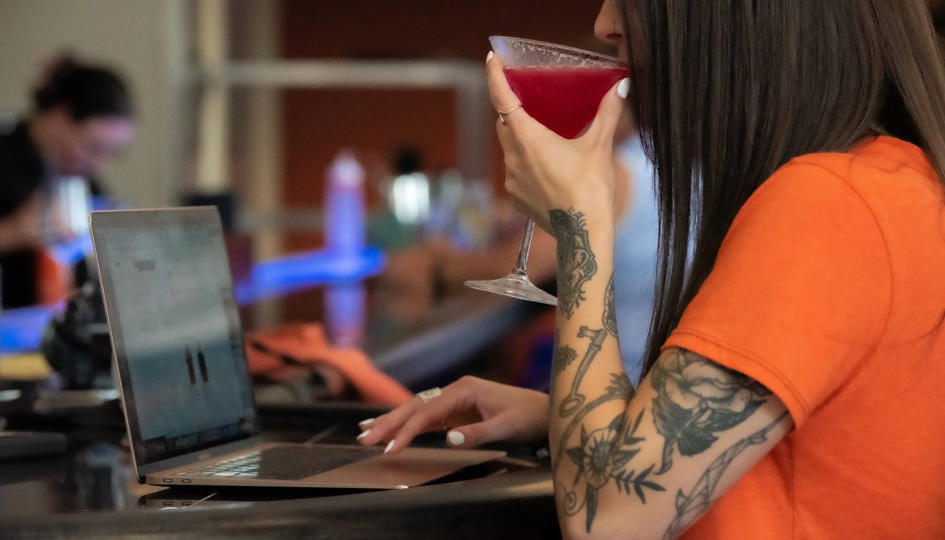 5-working-tattoos-woman-pink-martini-peartini-computer-main-bar-eat-drink-crave-2023-960x641.jpg