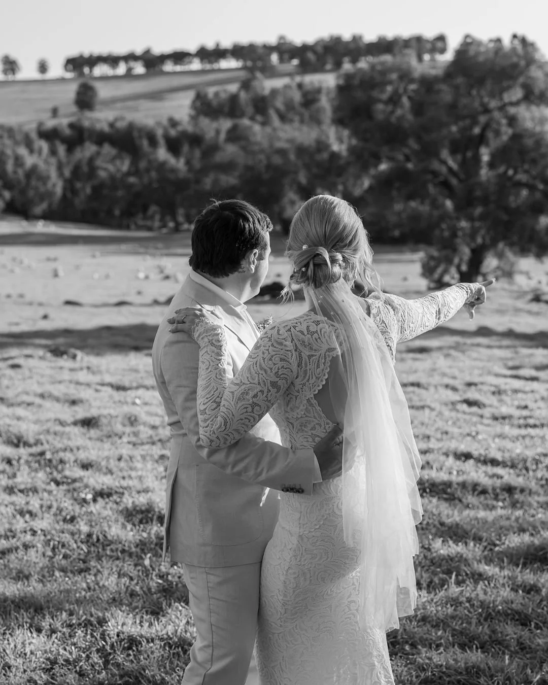 Georgia + Josh&rsquo;s portraits are the kind of images you feel. Elegant, quiet, and full of emotion, all captured against the natural beauty of the farm 🌿 

Their elopement was a dream from beginning to end. If you&rsquo;re envisioning a heartfelt