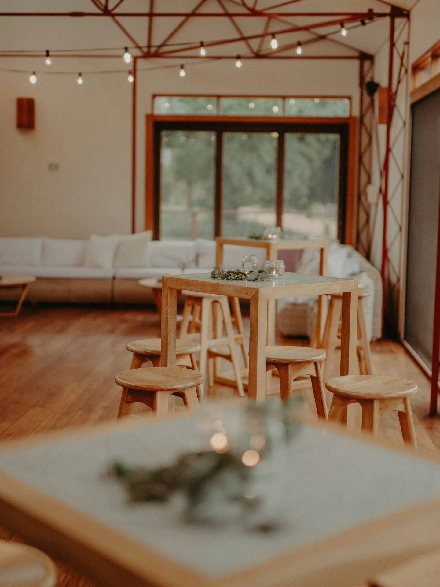 As the sun sets and the evening unfolds, there&rsquo;s something magical about the Shed. Soft, warms, and endlessly romantic as a place to celebrate. 

Save this for your cocktail wedding styling inspiration 🕯️ 

Photography @light.the.love.weddings