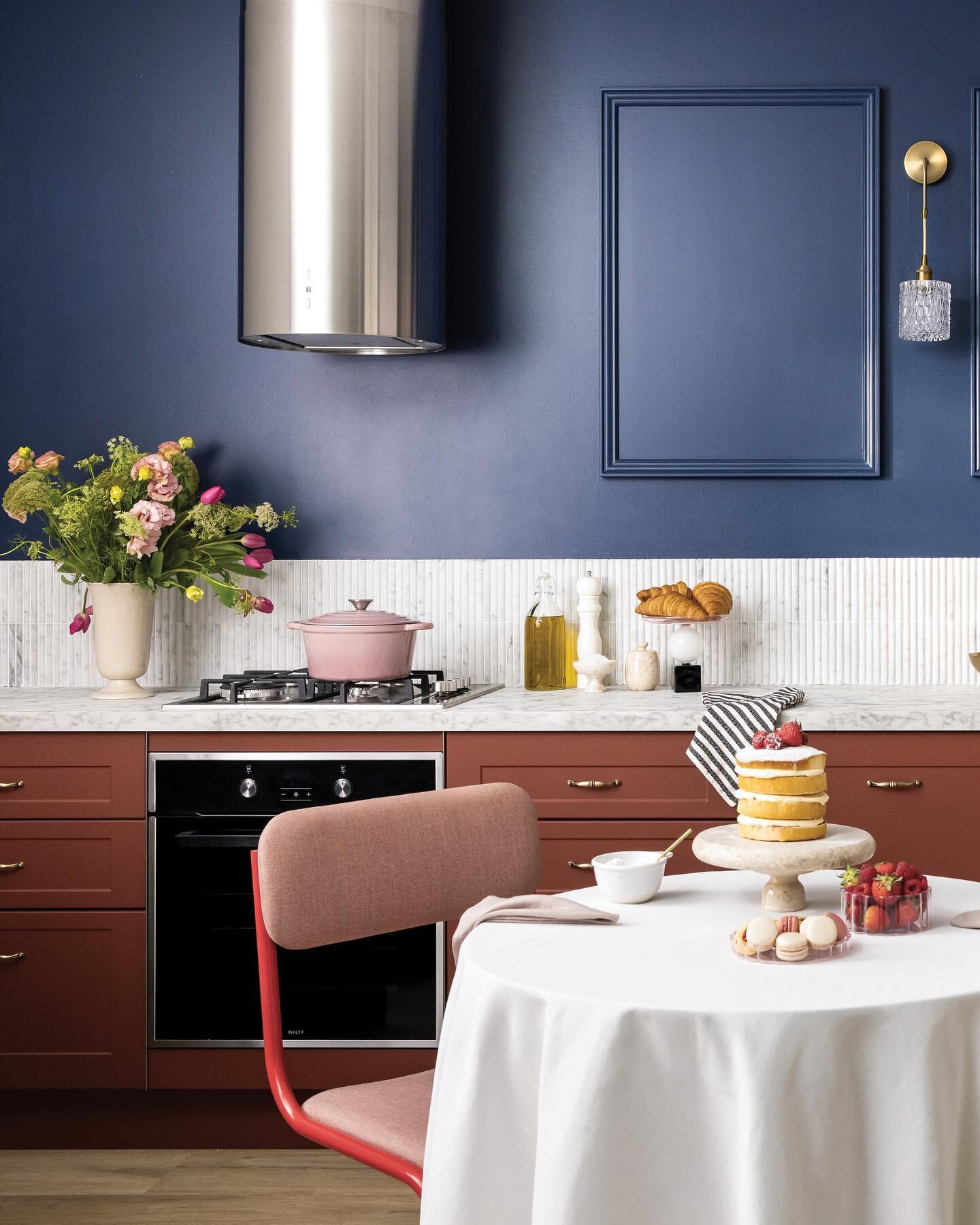 Introducing 𝘐𝘕𝘋𝘜𝘓𝘎𝘌, one of the bold new colour palettes from the @kaboodlekitchen new Trends range. 

Inspired by European charm and Parisian kitchens, the combination of the deep burgundy Paprika, brass accents and marble tones evokes a clas