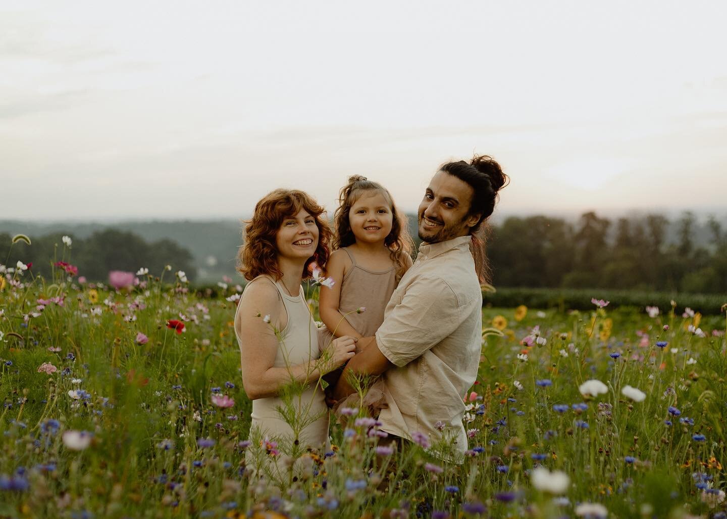 Me and my fam from last year&rsquo;s Wildflower Mini Sessions 🌸 The booking link for this year&rsquo;s minis drops for early birds tomorrow, and everyone else Monday! There&rsquo;s still time to get on the early bird list by either sending me a mess