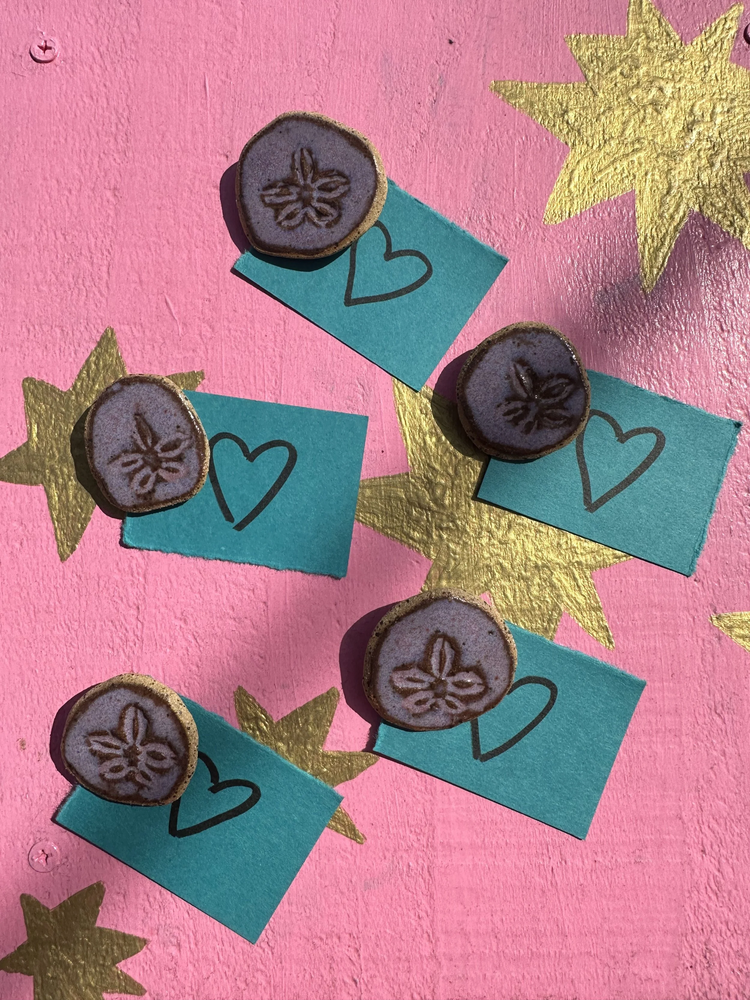made some ceramic sand dollar pins 💜