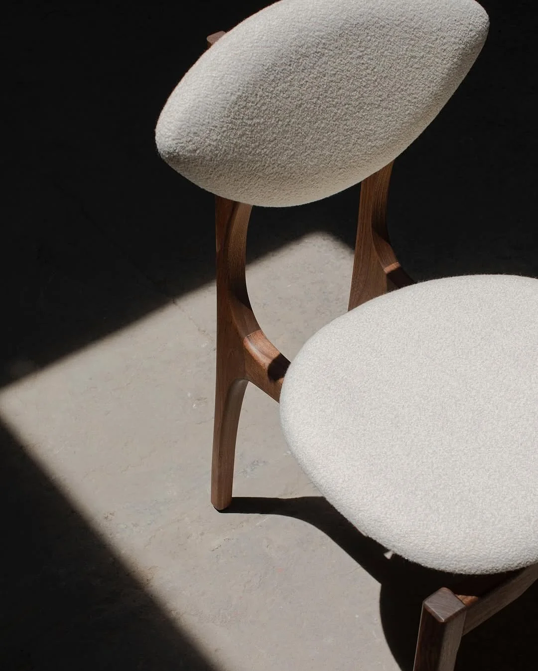 Femur Chair @atraformstudio
457 W x 585 D x 838 H (mm)
Introduced in 2016, the Femur Chair by Atra quickly became one of our instant classics. Sculptural in form yet light and comfortable, it embodies versatility, seamlessly transitioning from a dini