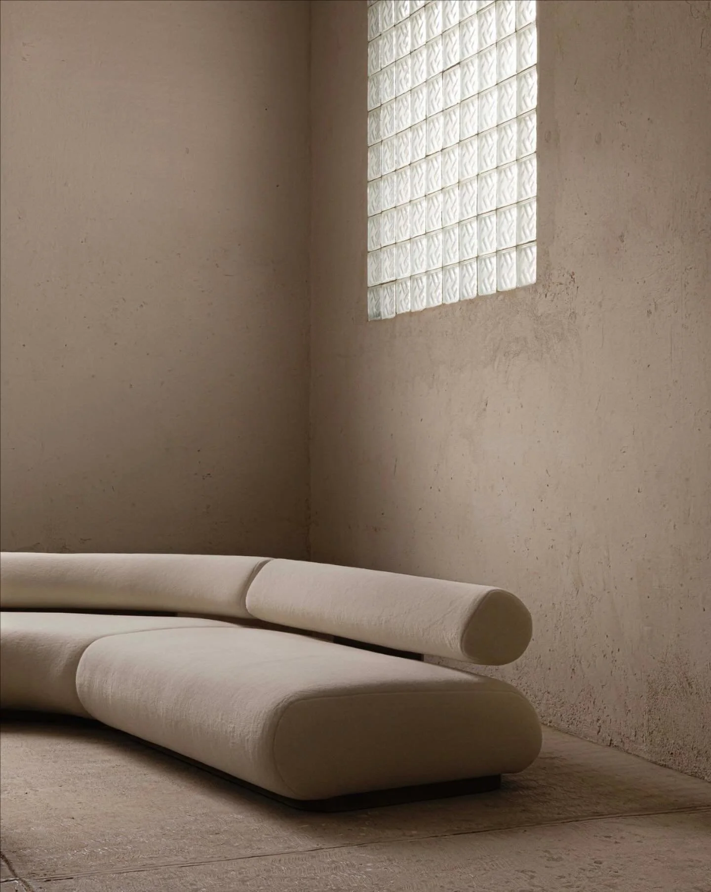 Detail of a custom made Beluga Sectional Sofa in a luxurious mohair fabric and patinated brass. @atraformstudio - Los Angeles
.
photo by @alejandro_ramoroz | #sectionalsofa #atraformstudio #alexanderdiazandersson #upholstery #artfurniture #artisanal 