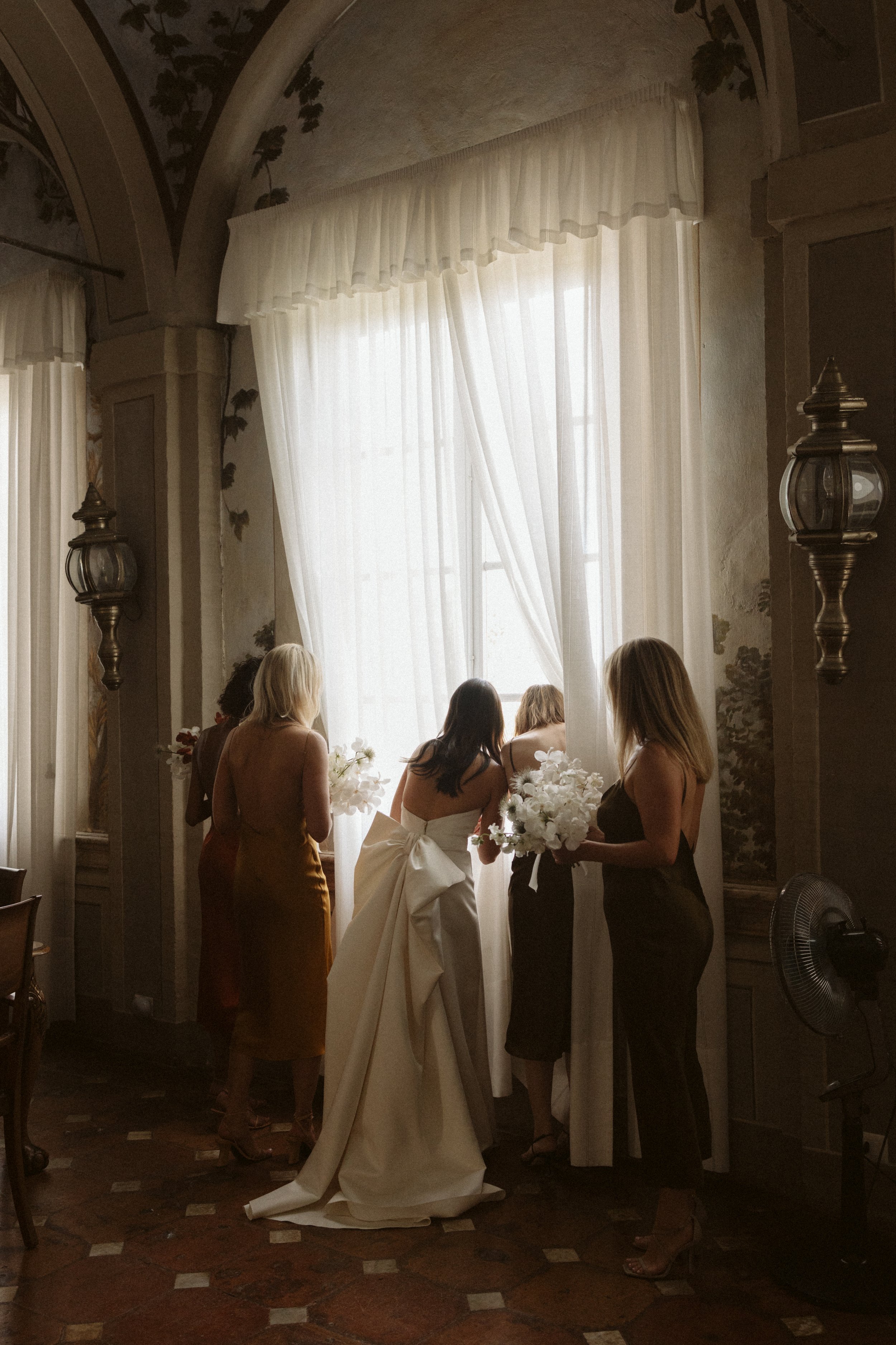  Bride with her bridesmaids before the ceremony 