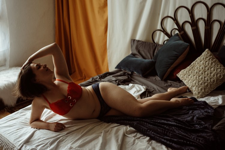 photographe-boudoir-nantes-lingerie-sexy-therapie-douceur-lgbt-phototherapie-femme-8.jpg