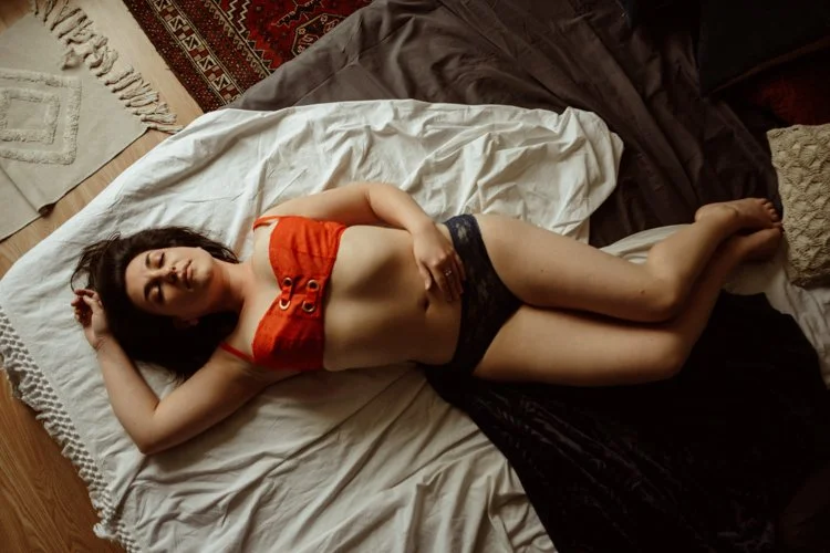 photographe-boudoir-nantes-lingerie-sexy-therapie-douceur-lgbt-phototherapie-femme-5.jpg