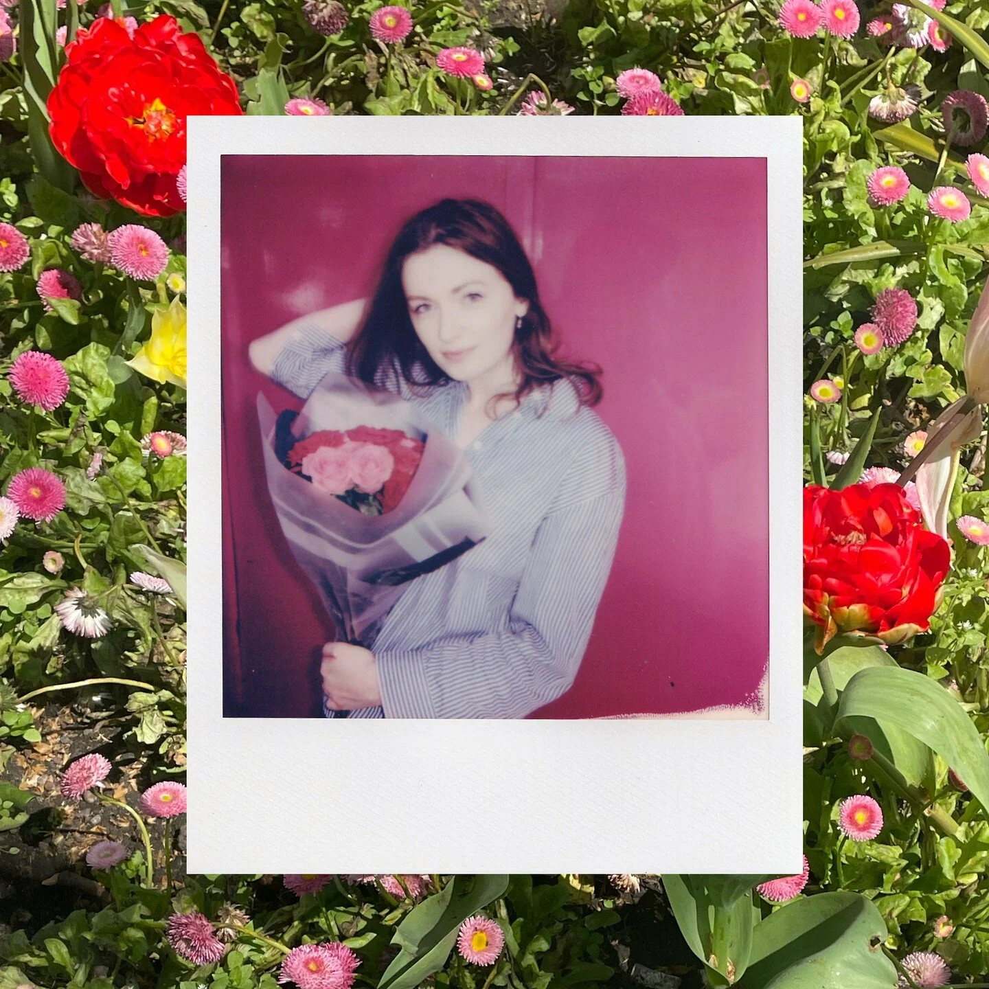 🌷smug woman holding flowers alert🌷