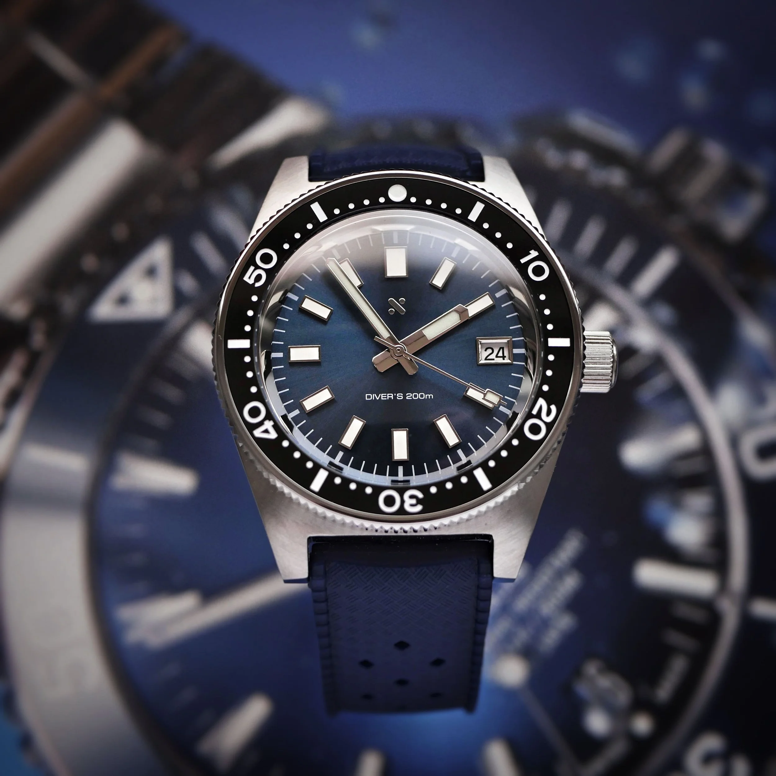 Front view of the Namoki NMK07 with a blue sunburst dial, black bezel and dark blue tropic-style rubber strap.