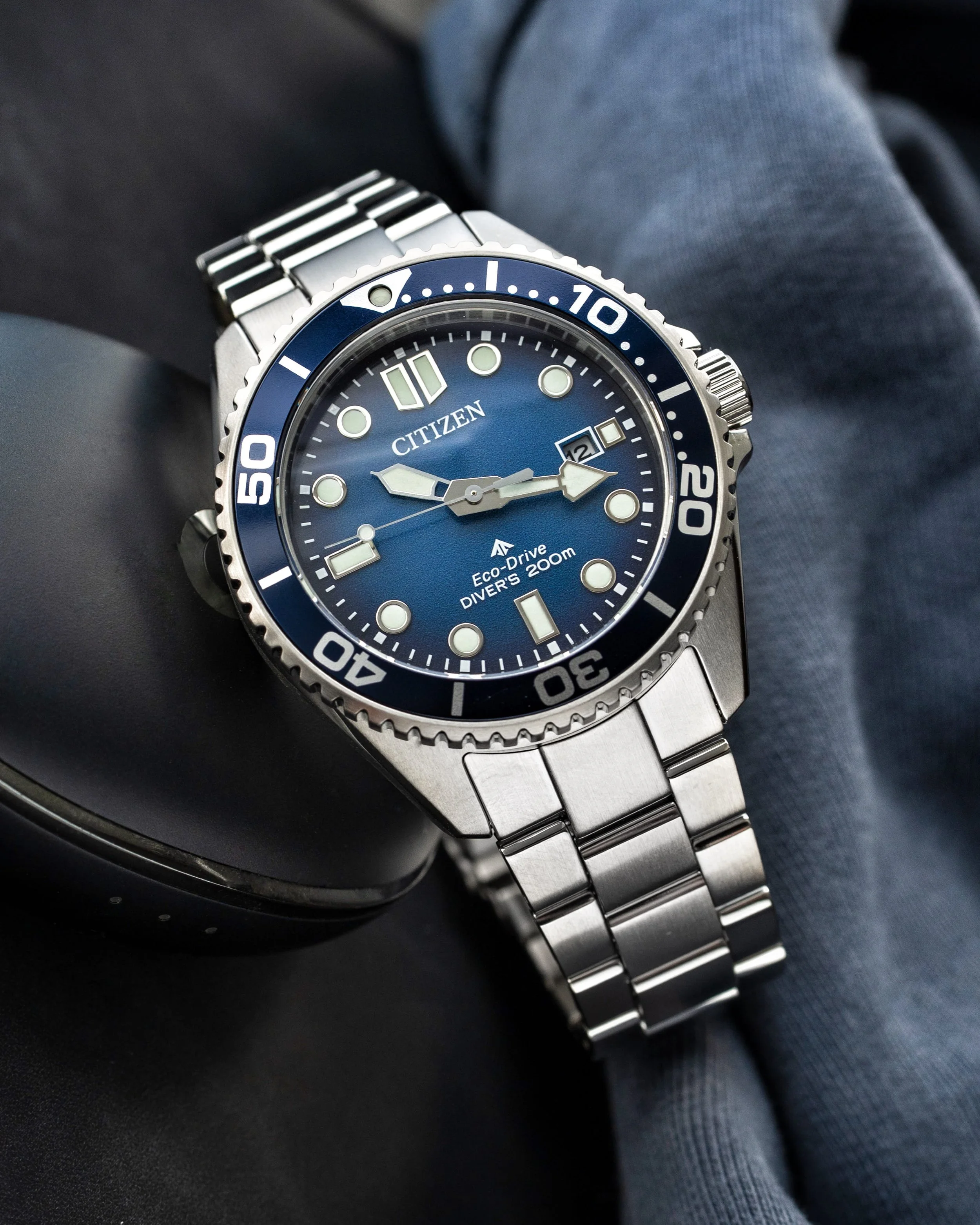 Citizen Promaster BN0260-54L with blue gradient dial, brushed bracelet and dark blue dive bezel.