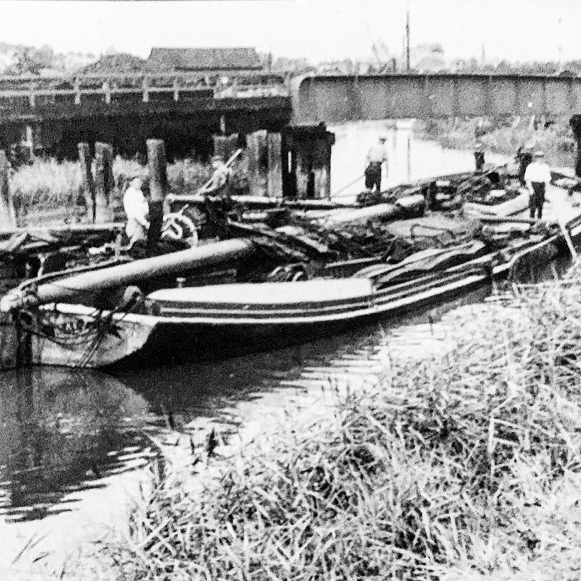 Going up to Marriages at East Mills from the Hythe, Colchester c.1949

DAWN built in 1897, continued in trade as a sailing barge until 1955. She was converted to an Auxiliary Sailing Barge and continued to trade.

The gear had to be lowered flat on t