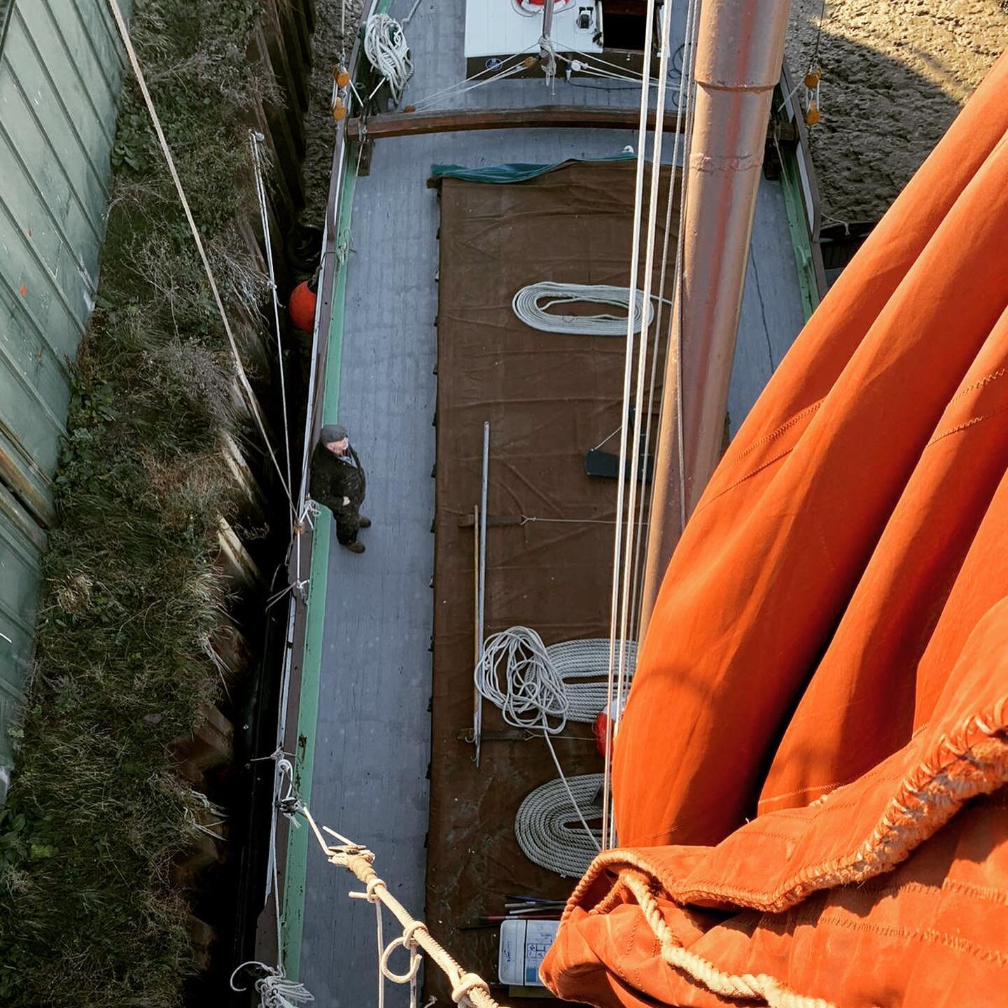 De rigging in the sunshine.
Lowering the gear today is a steady old job and is made easier when you have a good keen youngest who is quite happy to climb up and unstow the topsail.
Thanks @l.march for giving up your day to help with this important jo
