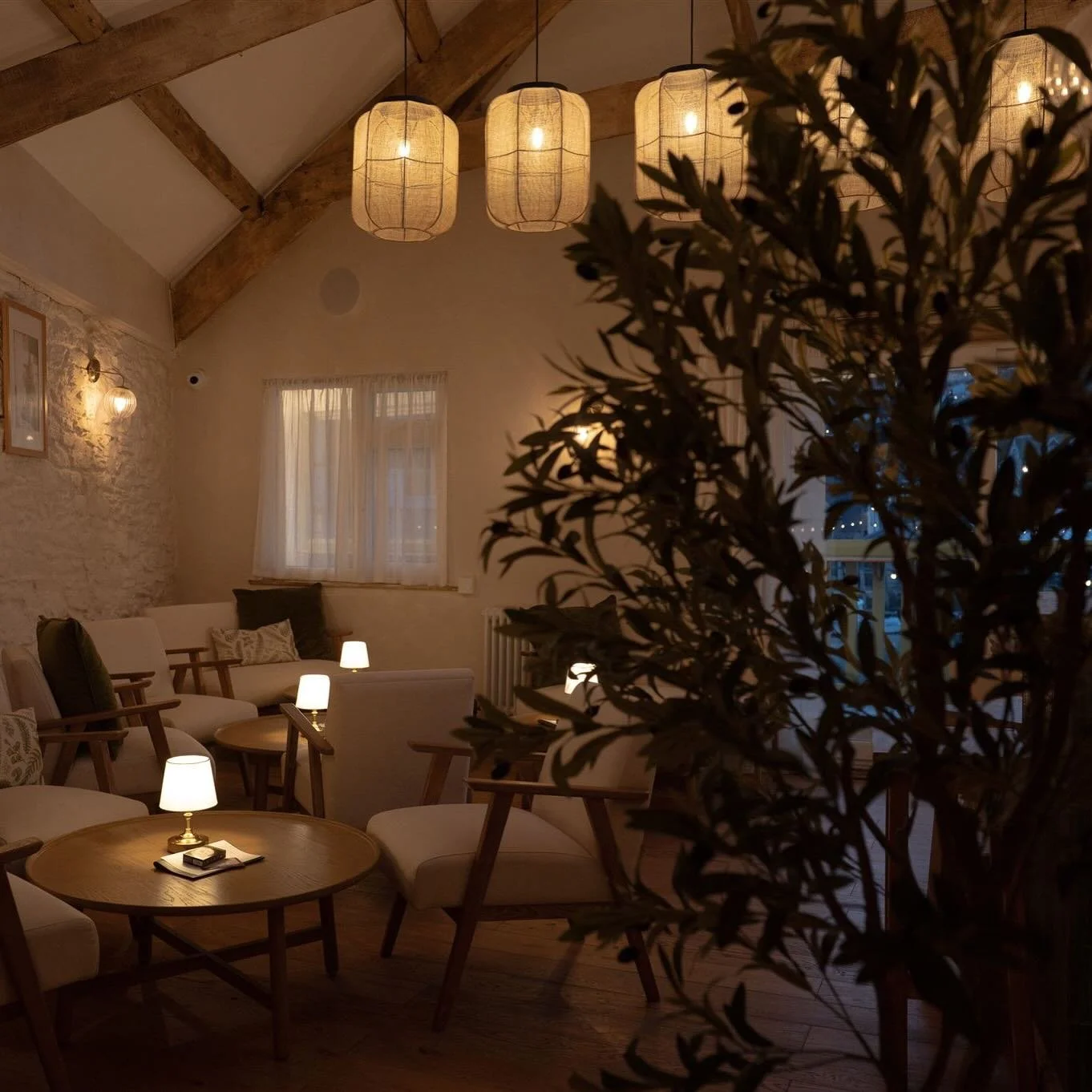 Upstairs at Yamas ✨
Tonight we have @djbeng playing - think chilled Mykonos Muse vibes
Small plates perfect for sharing 🍽️ 🦪🫒
Our beautiful exclusively Greek wine list 🇬🇷🥂
And Freddie will be behind the bar shaking up cocktails all evening 🍸