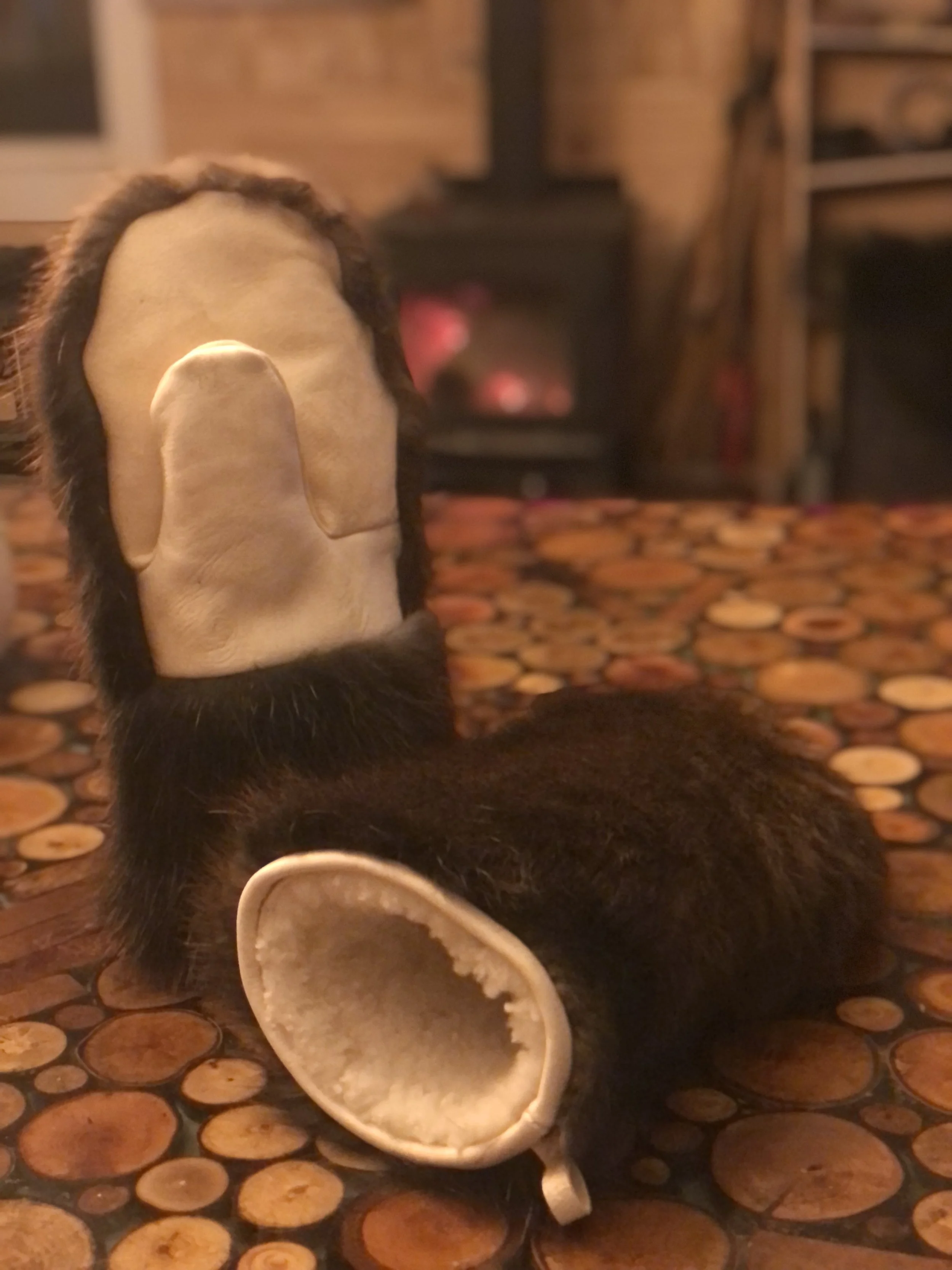Beaver fur mitts, beaver leather, removable sheepskin liner