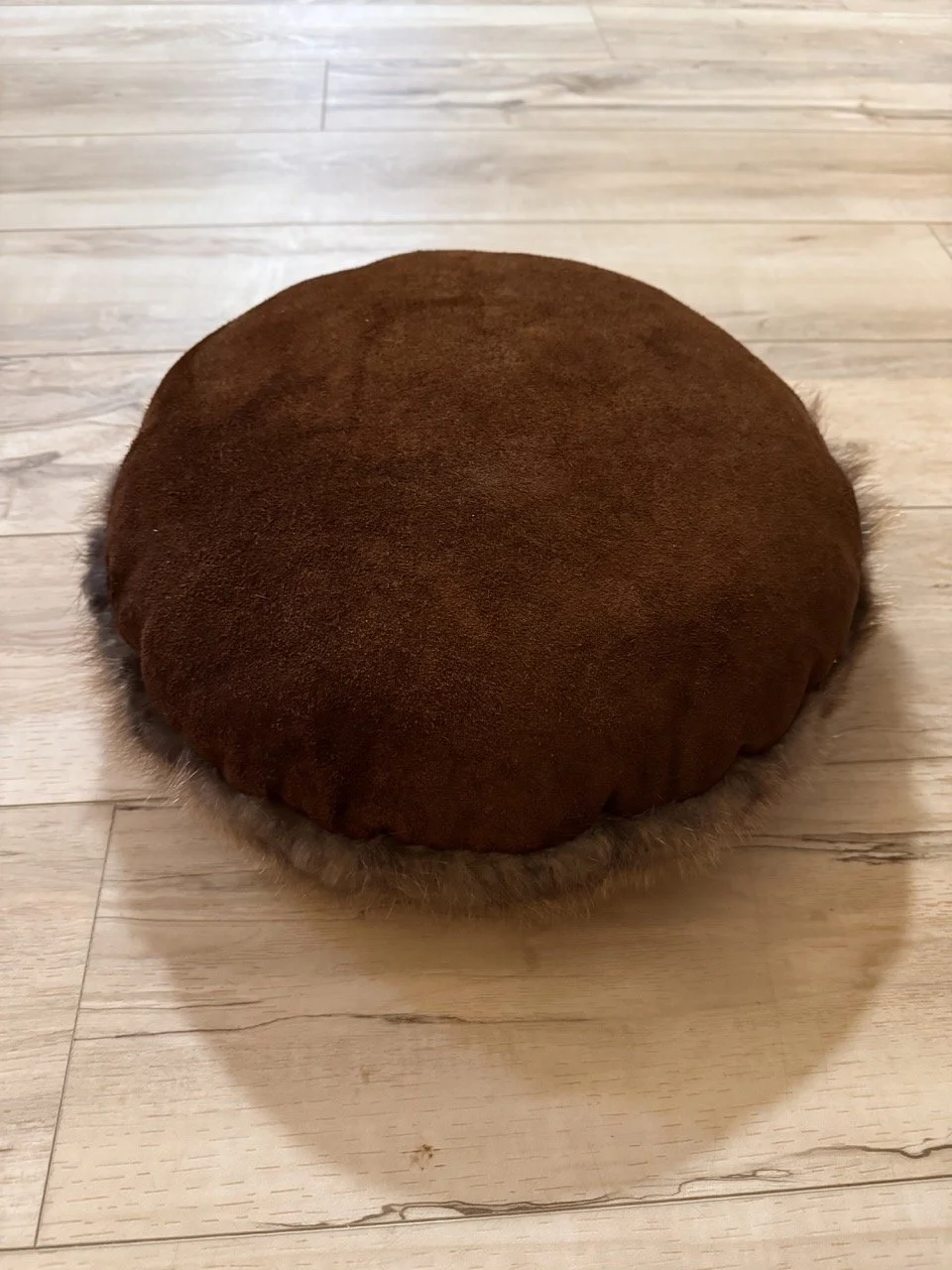 Round beaver pillow, bison suede leather back