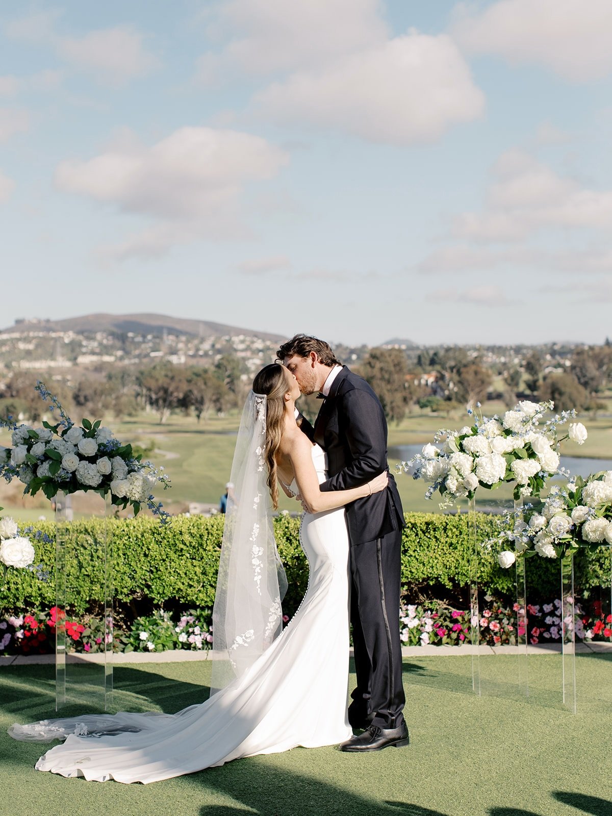 Because flowers aren&rsquo;t just decor&hellip; they&rsquo;re memory, emotion and intention woven into every stem 
-
Wedding planner&nbsp;@hollykalkinweddings&nbsp;
Photographer&nbsp;@mallorydawnphoto&nbsp;
Venue&nbsp;@omnilacosta&nbsp;
Content Creat
