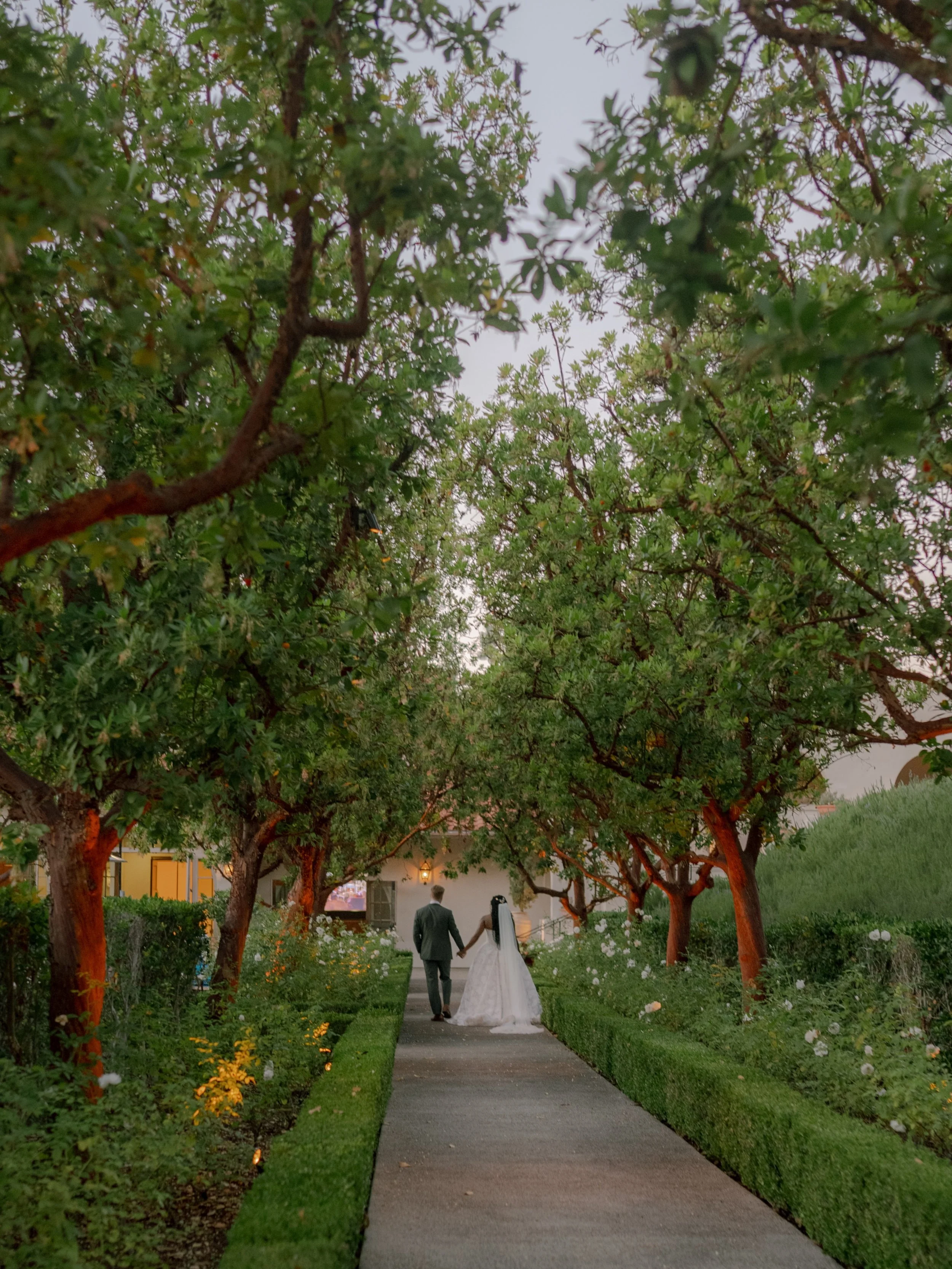Nothing short of a fairy tale when this couple said &ldquo;I do&rdquo; &hellip; we brought in beautiful orange warm tones to this ethereal garden 🏵️🌳
-
-
Venue&nbsp;@rbiweddings 
@ranchobernardoinn
Planning&nbsp;@sdweddingsbygina 
Videography:&nbsp