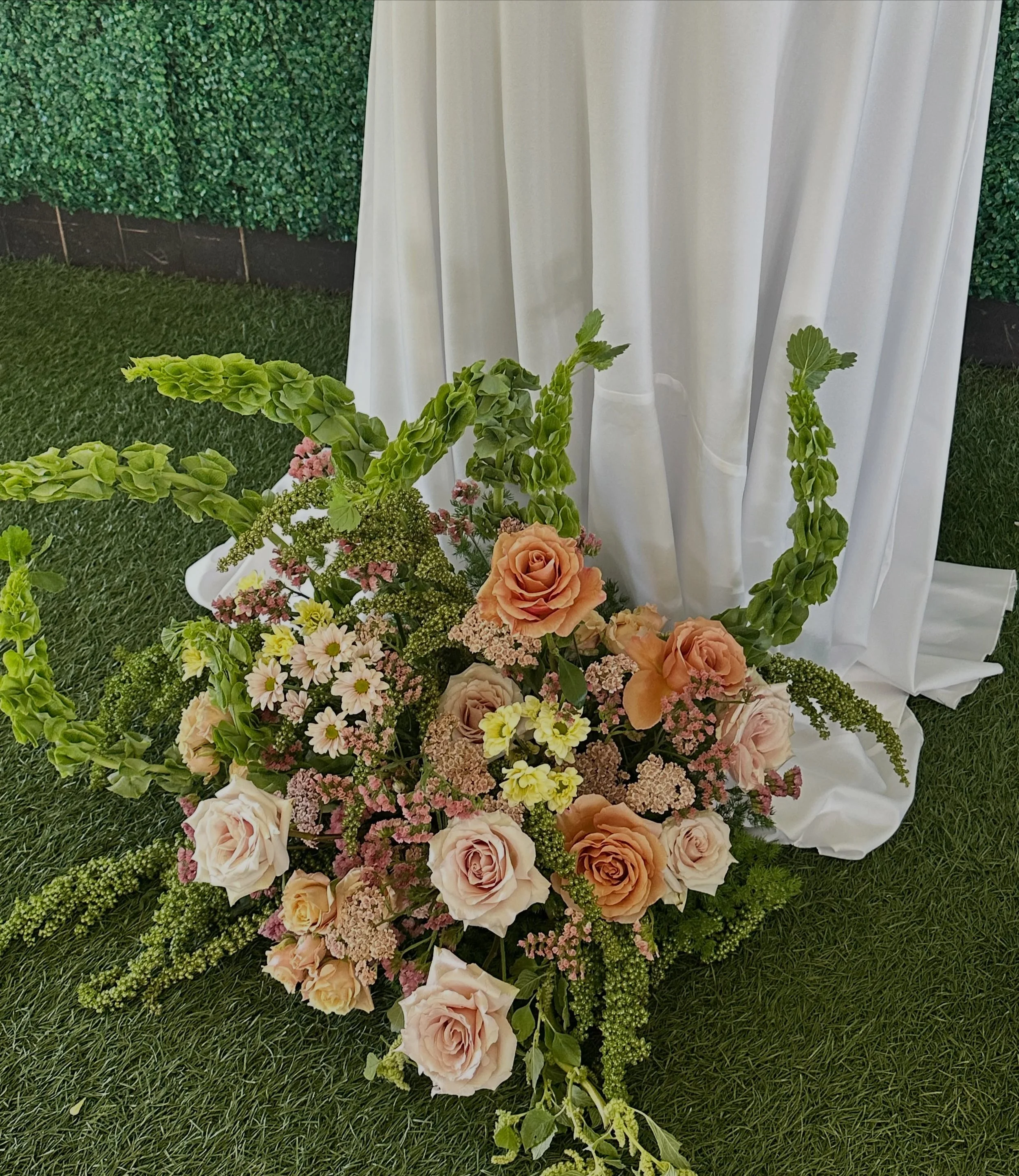 A sneak peek from this weekend&rsquo;s wedding at @etherealgardensvenue Everything came together so beautifully, creating a truly magical day.
-
-
@florencefloralco @trademarkvenues 
#etherealgardenswedding #weddingflorals