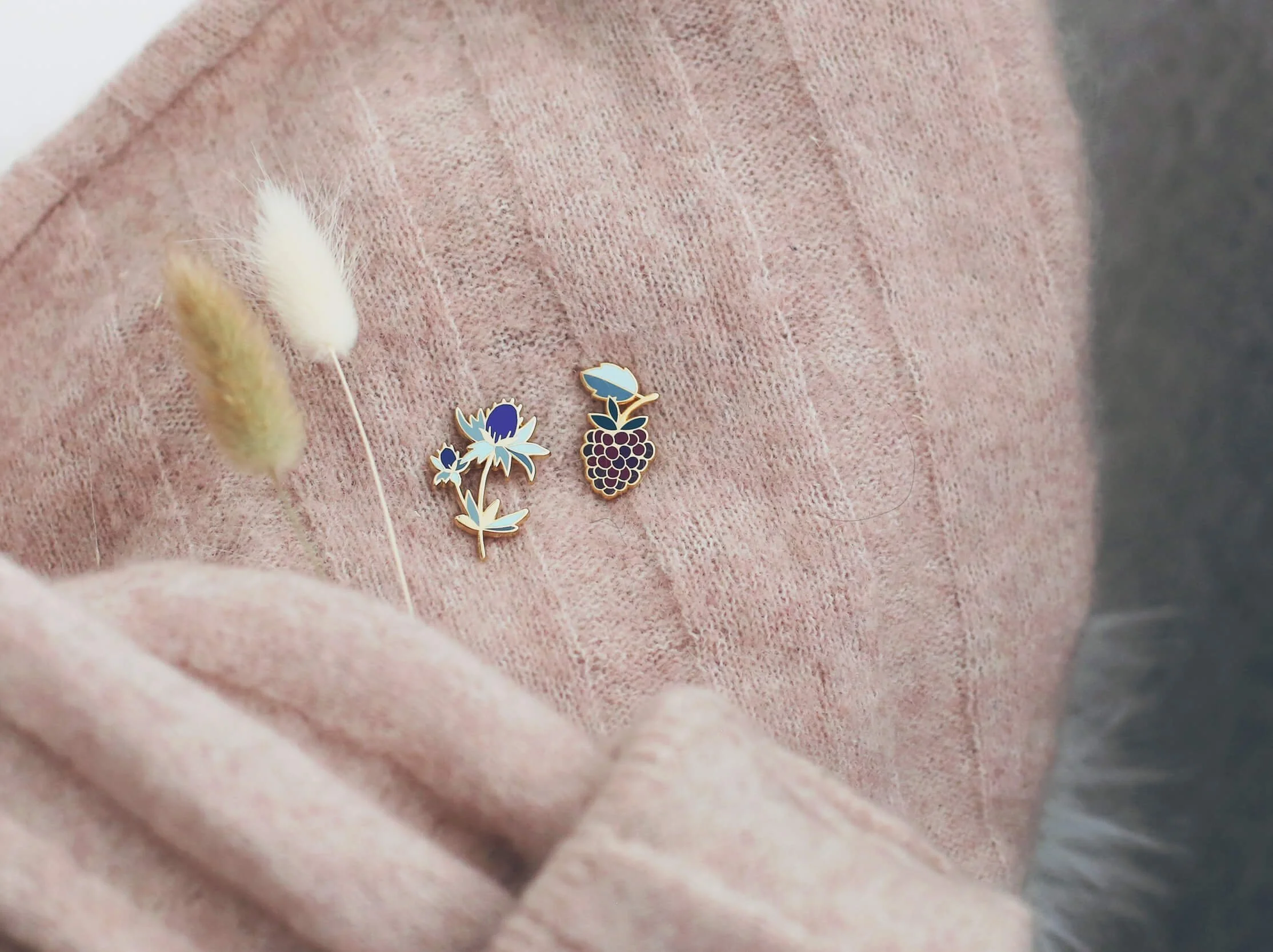 Pin's+chardon+bleu+et+framboise+pull.jpg