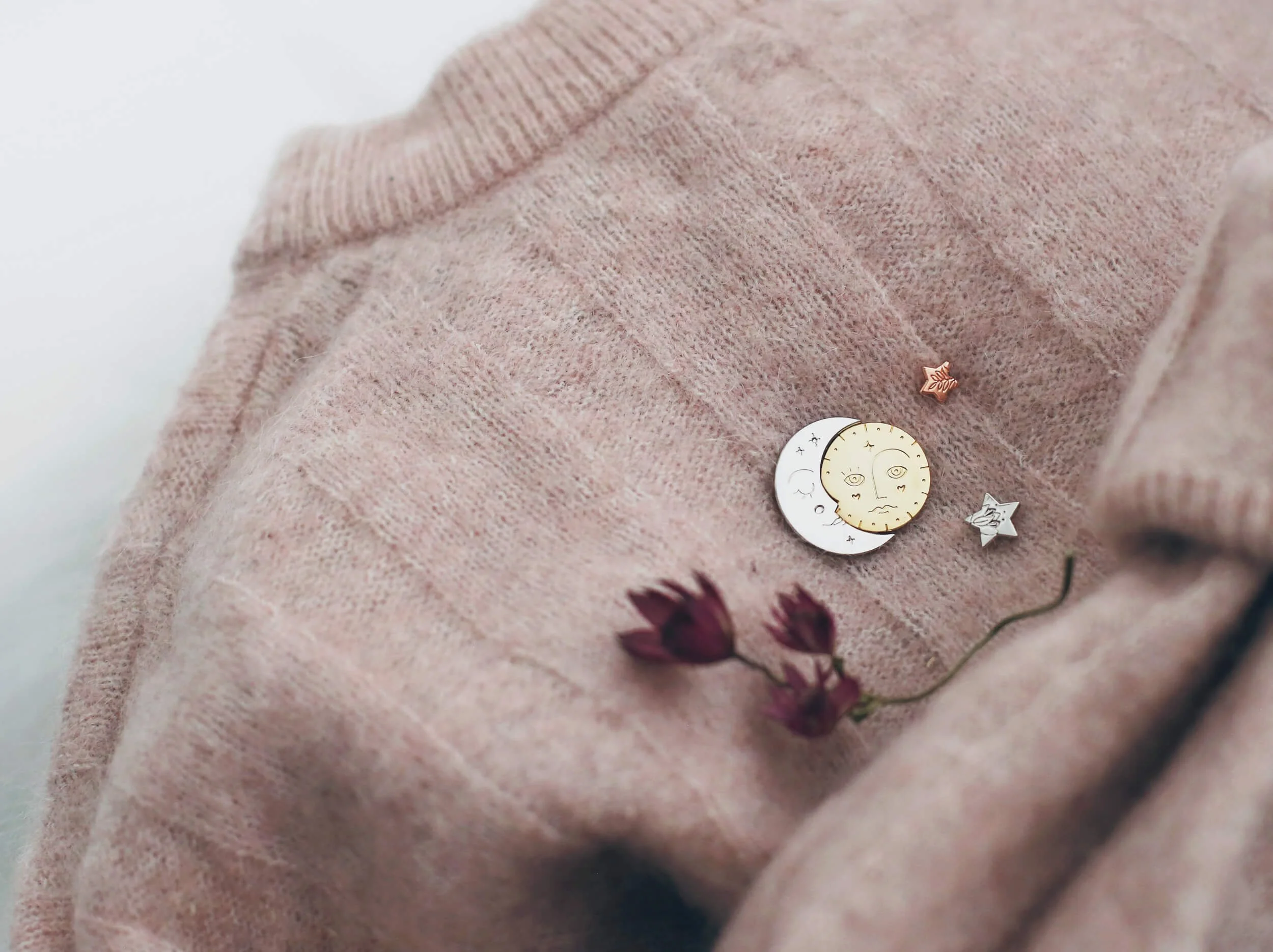 pins+lune+et+soleil+etoiles+pull.jpg