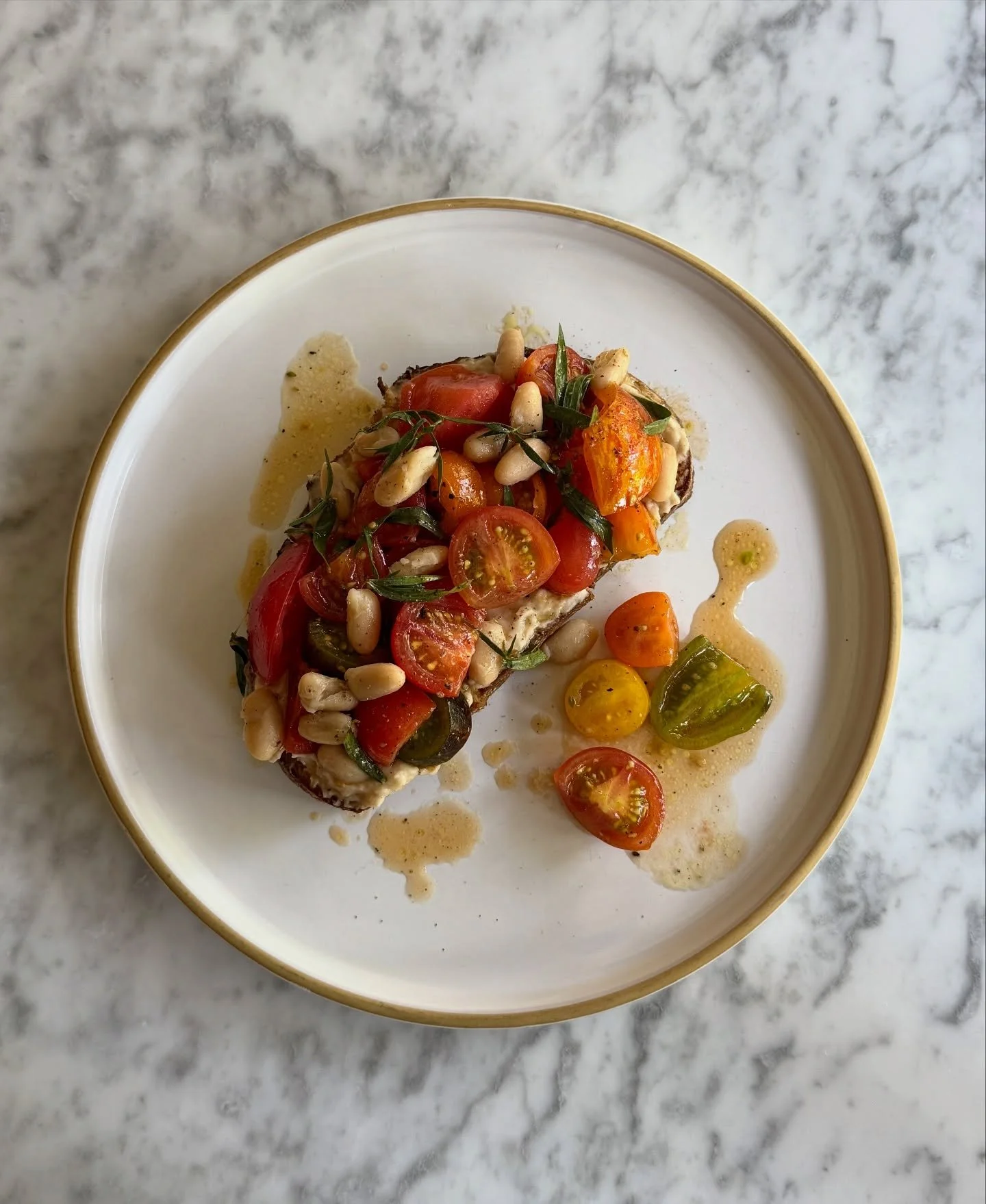 Weekend Special! 🍅🌱
Cherry Tomato Toast // heirloom cherry tomatoes, white bean spread, whole white beans, tarragon (DF&bull;GFO)