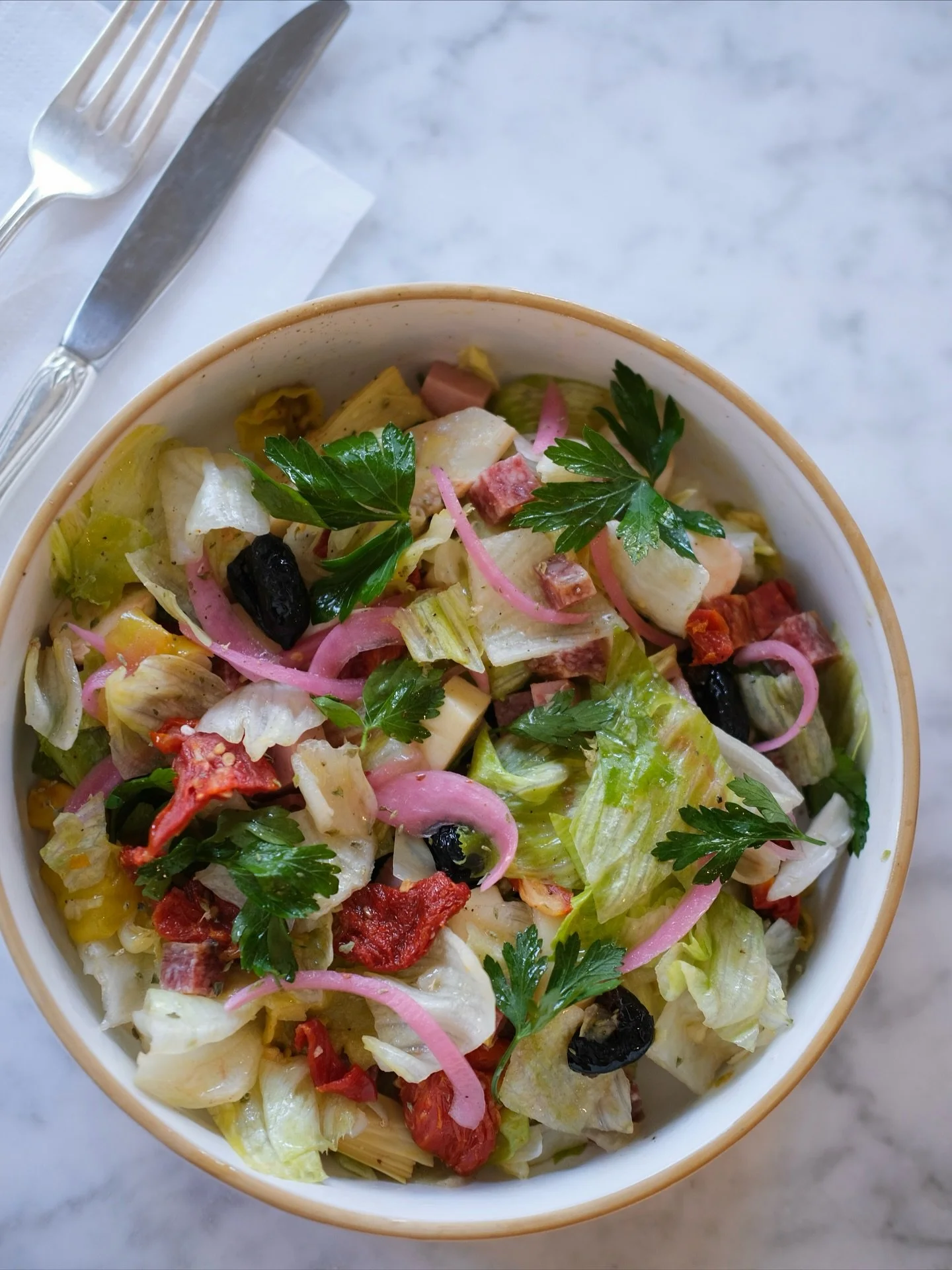 New Menu Items! 🌱
Chopped Italian // salami, mozzarella, provolone, olive, sun-dried tomato, artichoke, mortadella, iceburg lettuce, pepperoncini, oregano, red wine vinaigrette / GF
Honey Bee // pear, apple, fig, whipped ricotta, honey, mint, sourdo