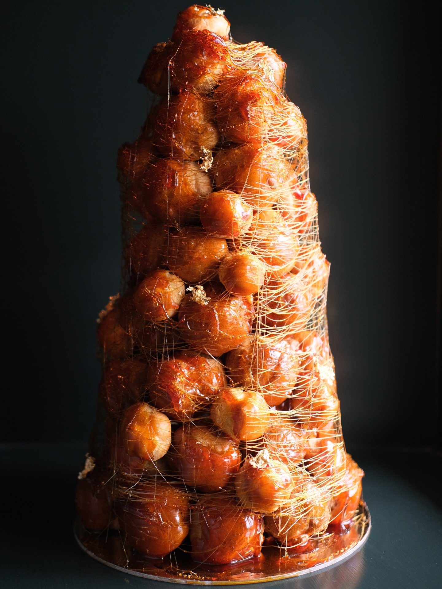 Holiday Catering is available to pre-order until December 20th! Get your mains, apps, desserts and more through the link in our bio 🤍❣️