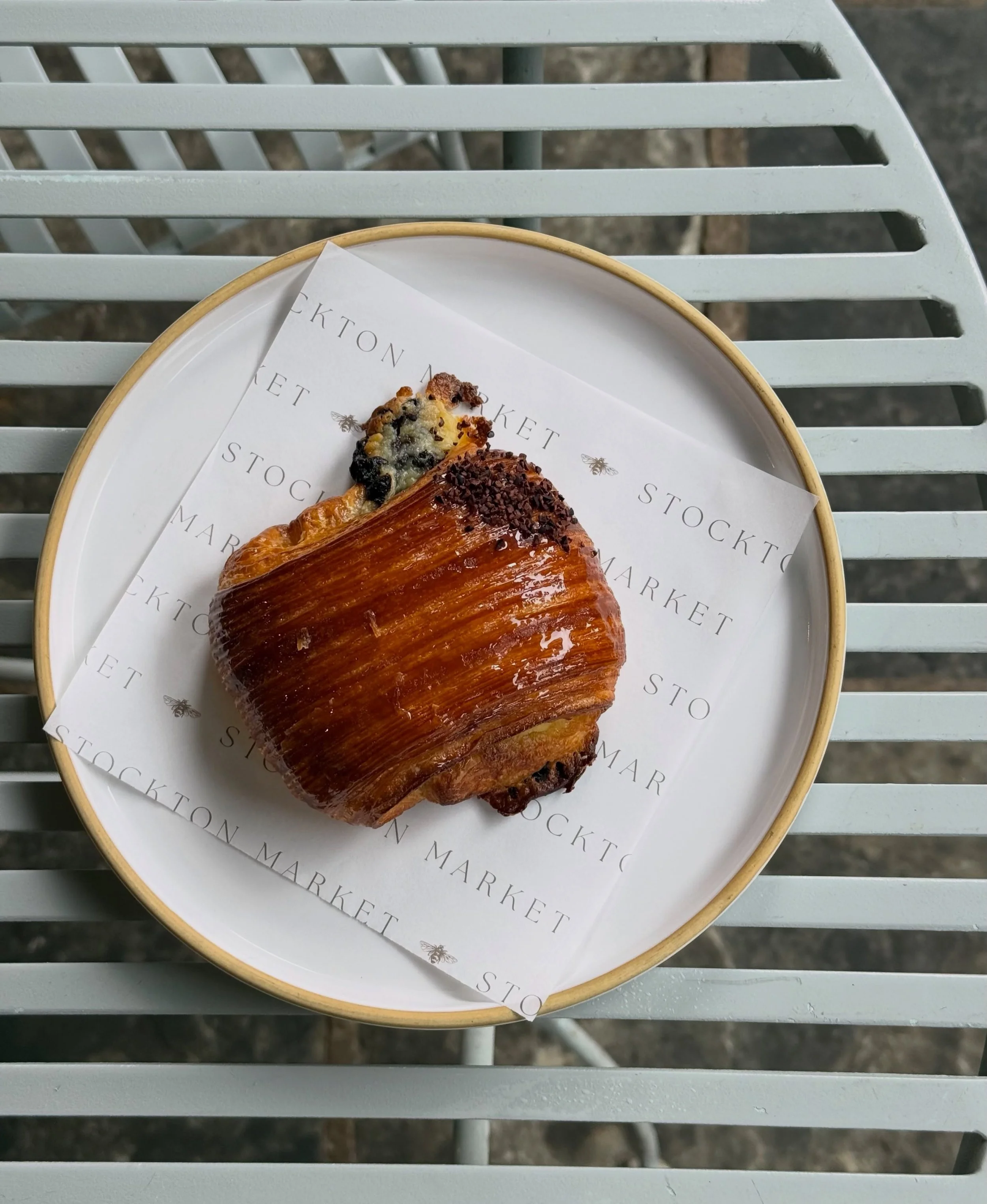 Pain Suisse: once a special and now a regular! Croissant dough, a glossy sugared coating, vanilla pastry cream, and mini chocolate chips - perfectly cravable in every way. A true labor of love and lamination 🌟