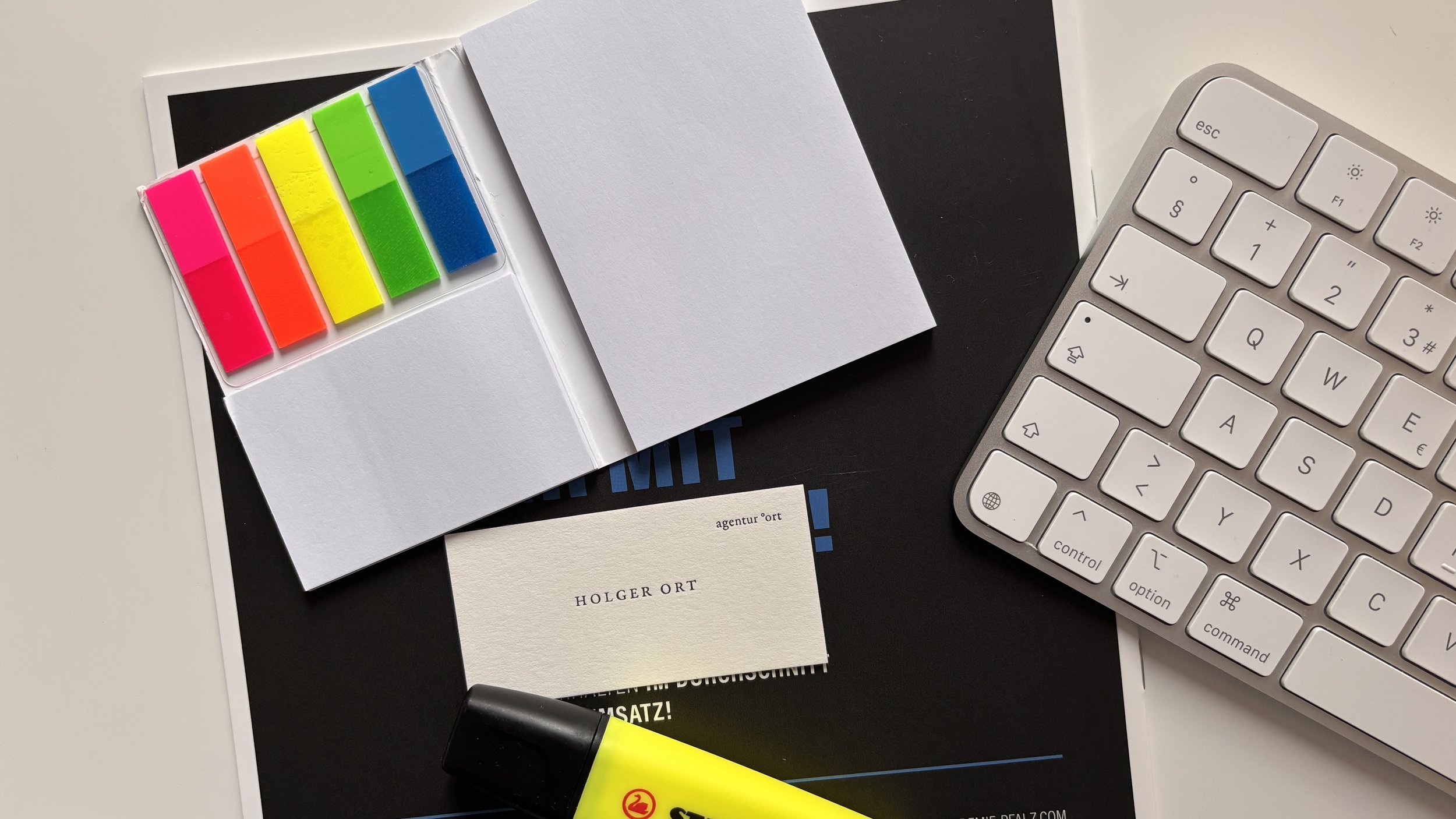 Schreibtisch-Utensilien: Ein Marker, eine Visitenkarte und eine Tastatur