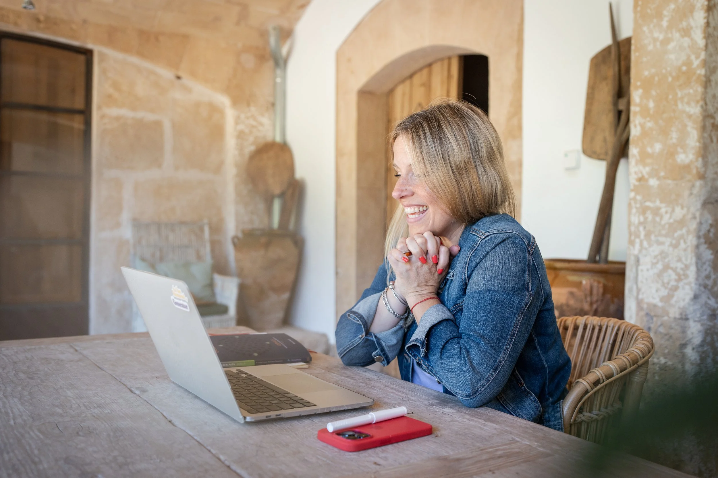 Paula Torraco - Guiding 1:1 Session in her boutique coaching practice for founders, leaders and seekers. Human Design, 1:1 coaching, and team workshops. Based in Amsterdam, working globally.