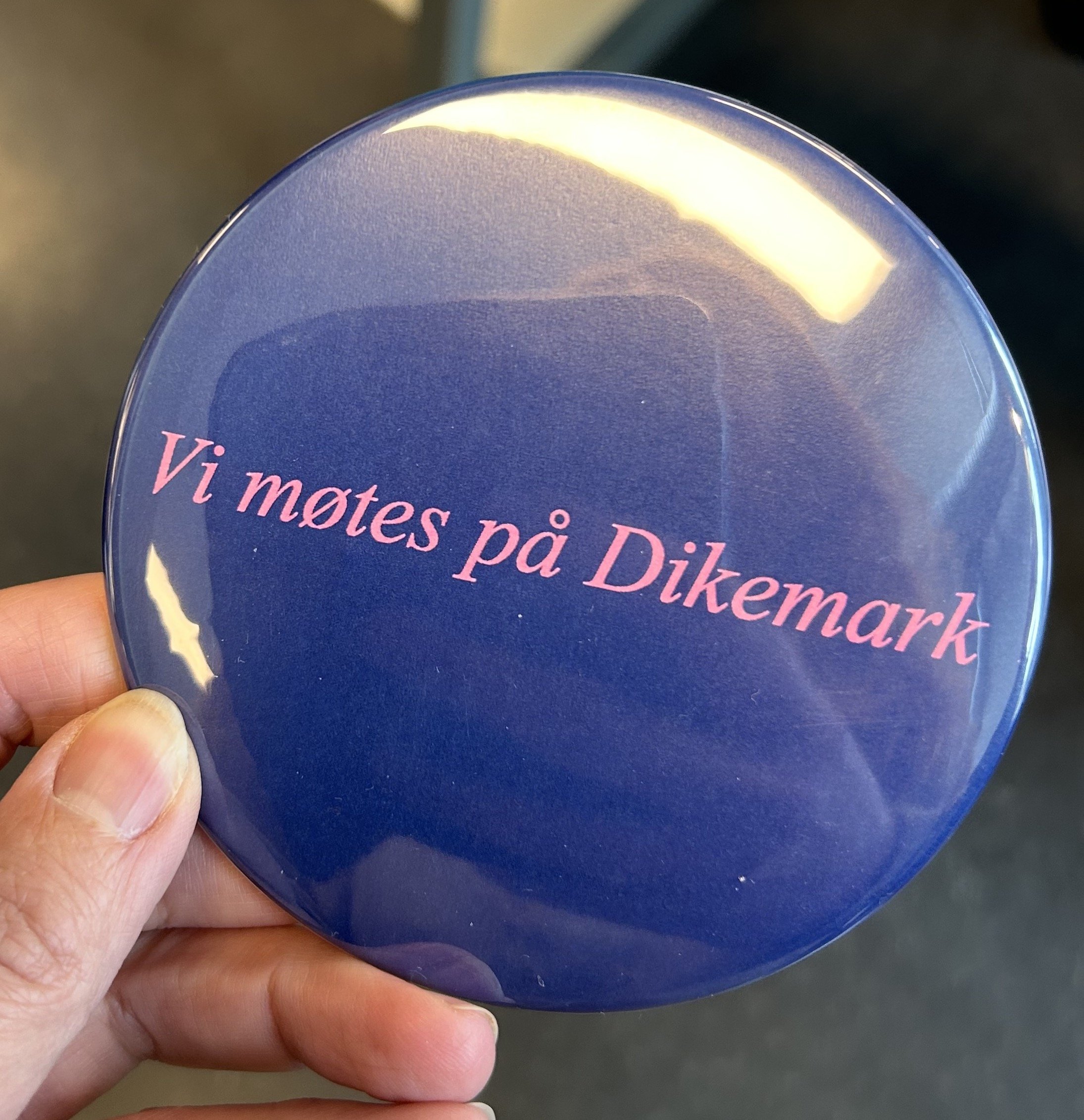 Buttons: Vi møtes på Dikemark (2025)