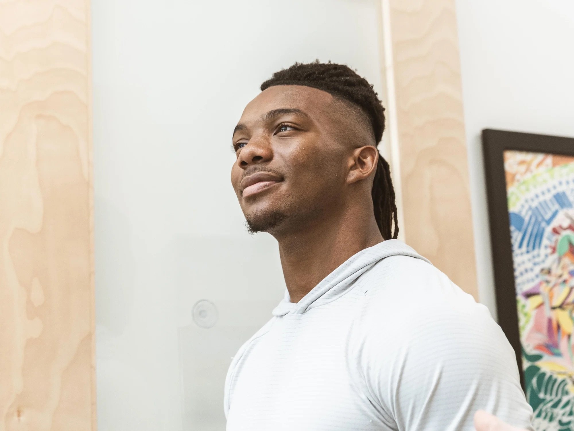 UT football star gains yards for unhoused Austinites in pledge with local nonprofits