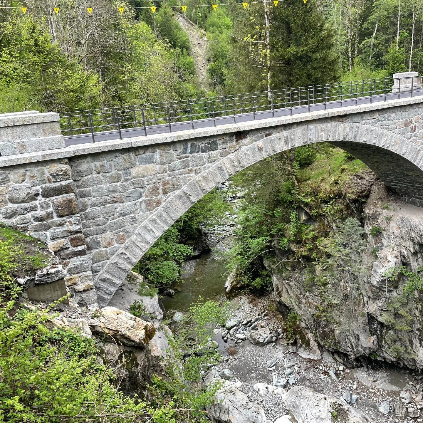 Sanierung der historischen Mattenlochbr&uuml;cke 🚧

Wir blicken zur&uuml;ck auf ein besonderes Projekt an einer Naturstein-Bogenbr&uuml;cke aus dem Jahr 1898 &ndash; Teil des Inventars historischer Verkehrswege der Schweiz (IVS).

Dank denkmalgerech