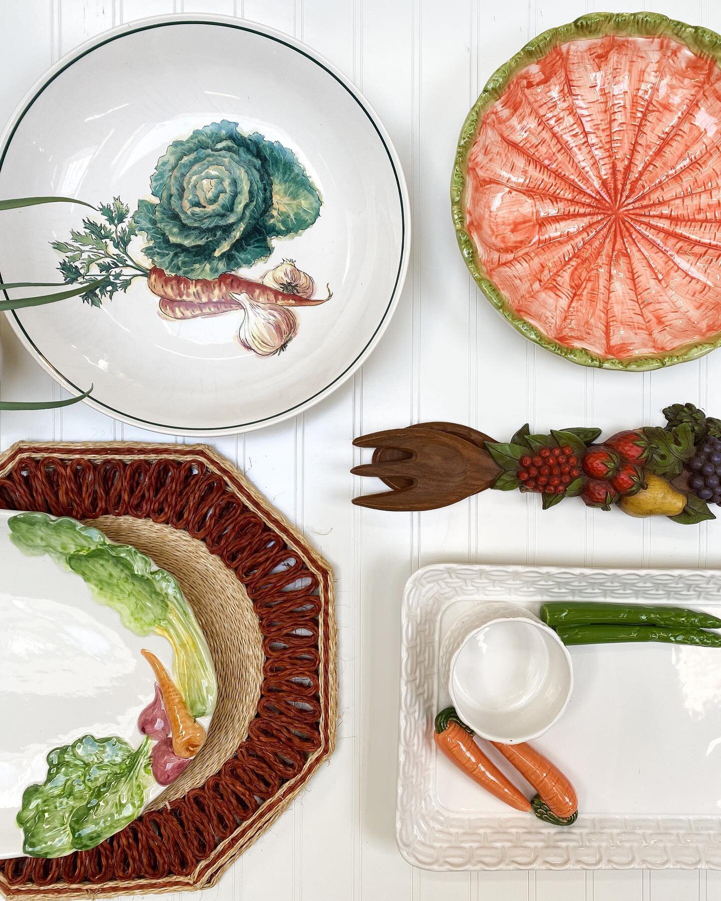 This vintage serveware is SERVING some seriously adorable vibes. 🥕 🥦 

Hop in tomorrow 10-4. 

#vintageserveware #vintageplates #shopvintage #springvibes #dinnerinstyle