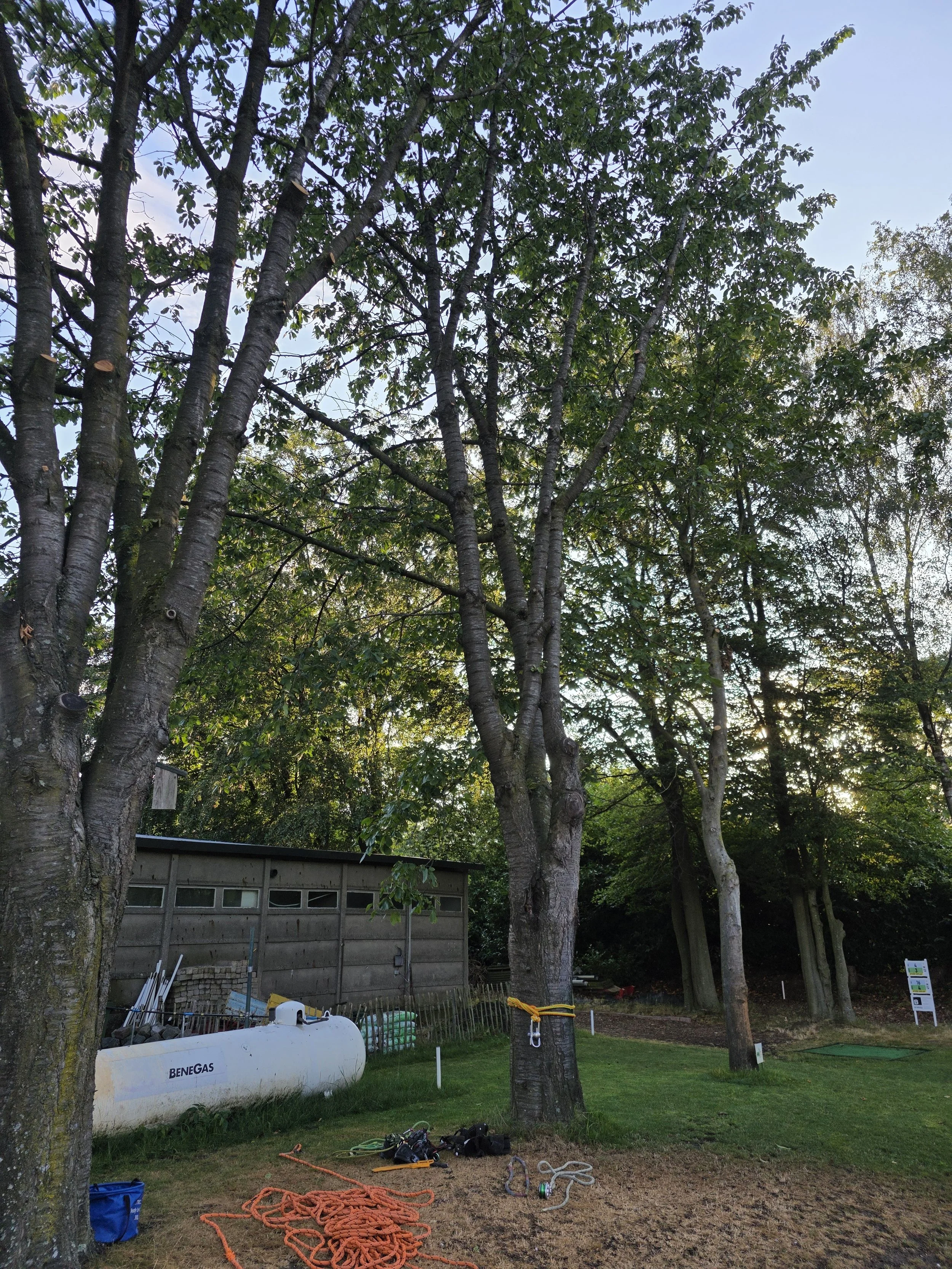 Velling naast gastank op lokaal golf terrein