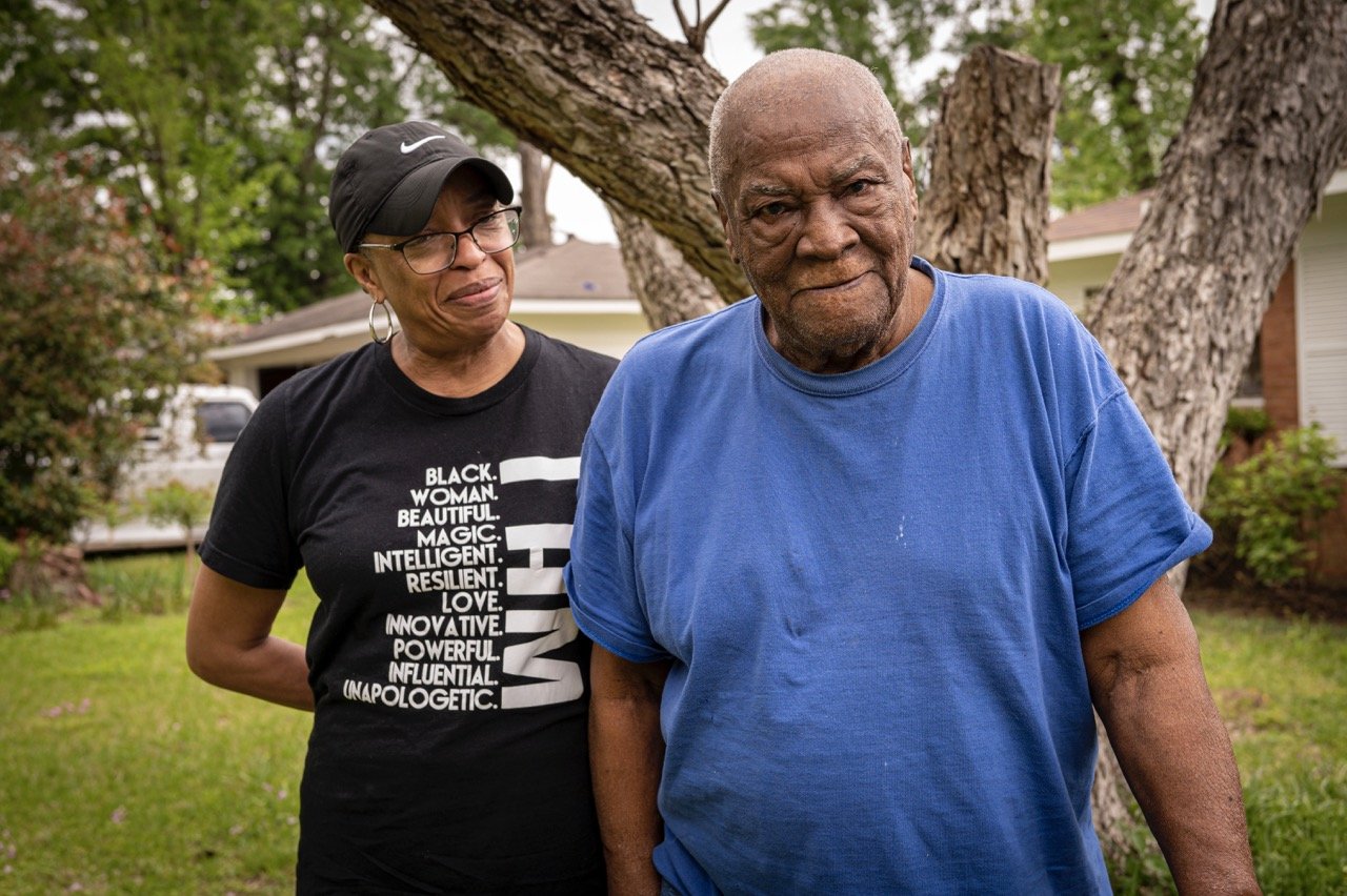  Shedonna Wilder-Martin and Emzie Wilder stand outside Emzie's home in Shreveport, Louisiana in April, 2023. Credit: Ben Greenberg 