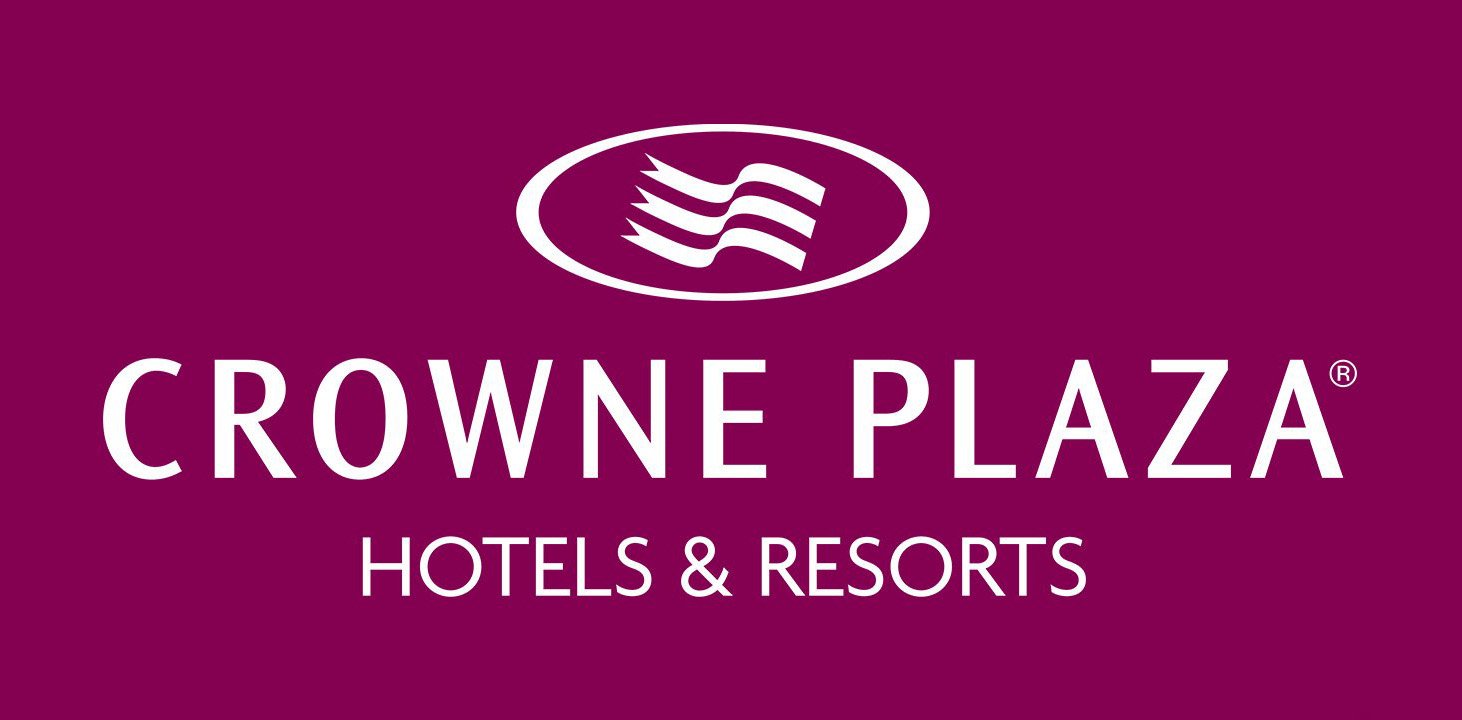 Logo des Crowne Plaza Hotels & Resorts auf lila Hintergrund, mit weißem Text und Symbol