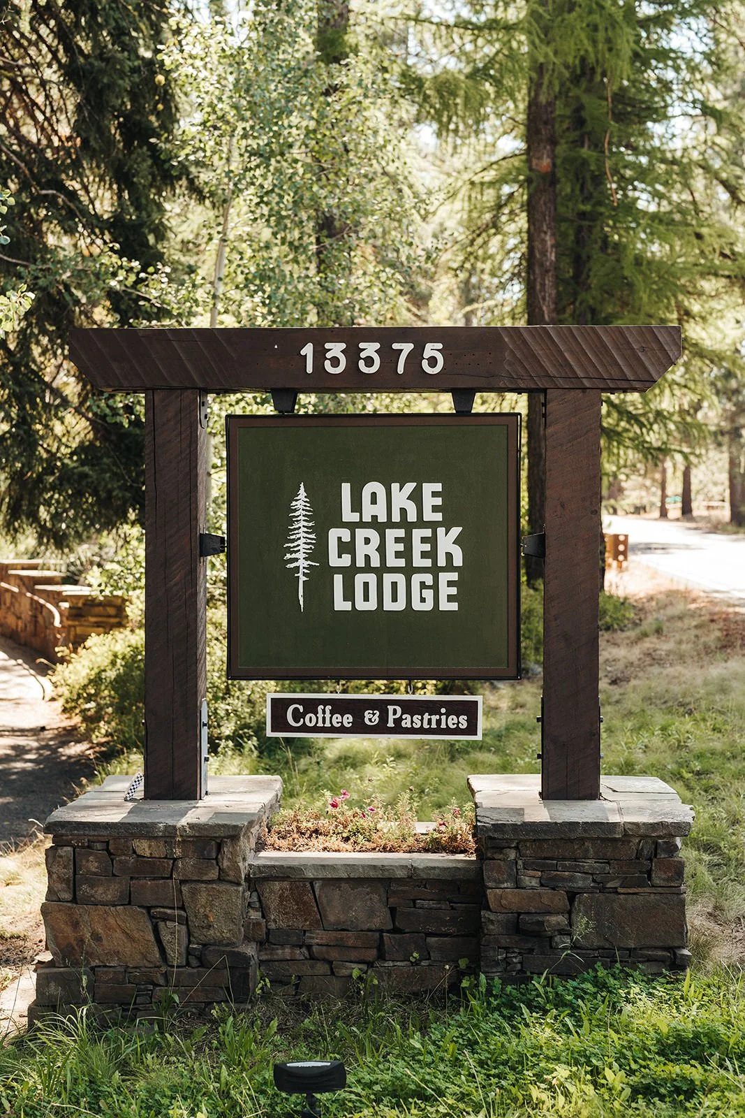 lake-creek-lodge-Central-Oregon-wedding-venue-3.jpg