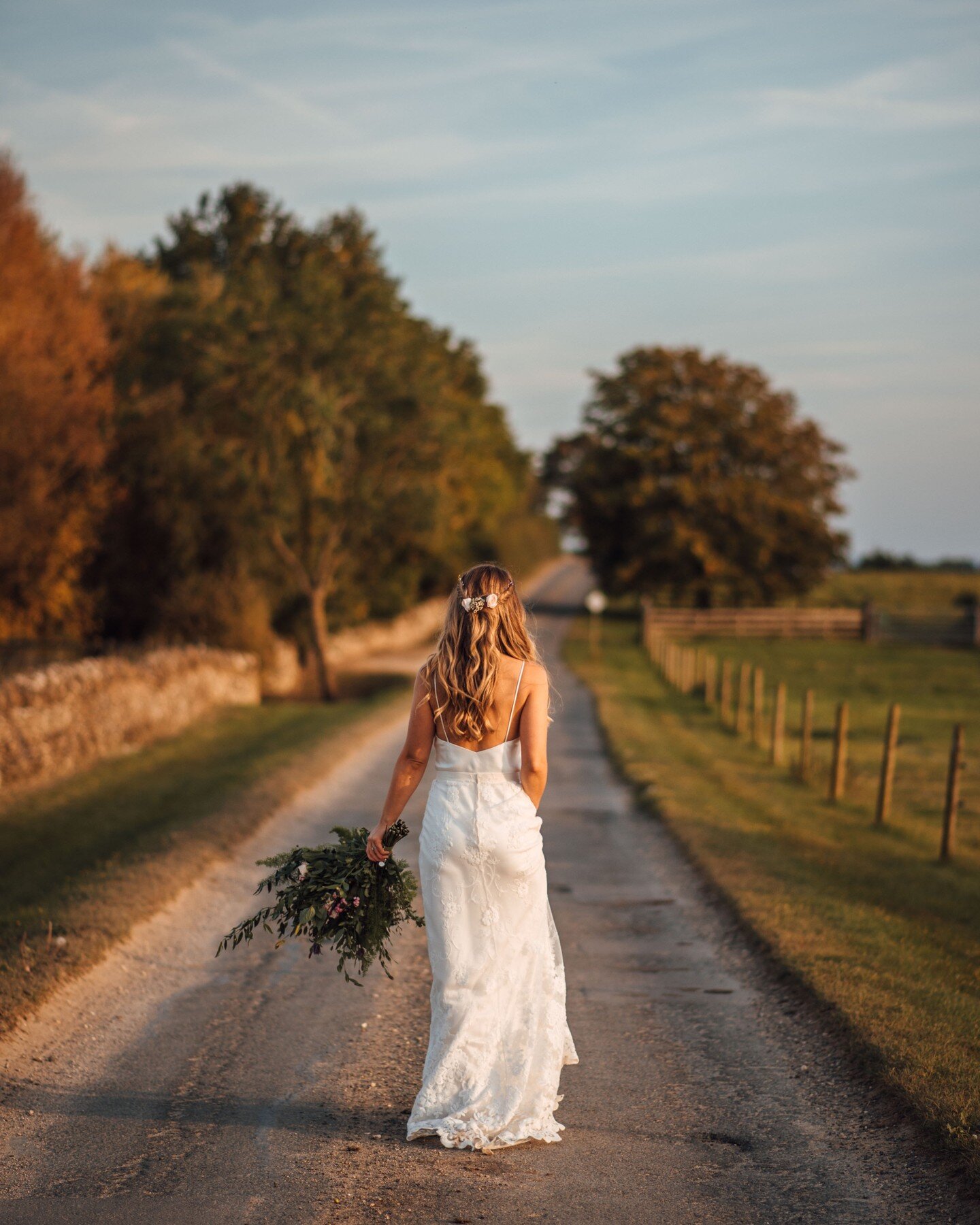 No Oxleaze wedding is complete without the obligatory drive photo and goodness isn't this a beauty. 💗 

📷 @theshannons.photography 
💕 S&amp;O

#farmdrive #countrydrive #weddingphotography #beautifulbride #weddinginspo #countrywedding #oxleazebarn 
