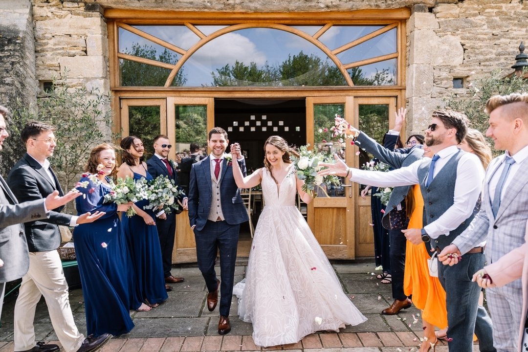 What a glorious day Amy and Stuart had last Sunday. The sunshine was out and the smiles were catching! 😊☀️

Beautifully captured by 📸 @tanlijoyphotography

#springwedding #aprilwedding #weddingday #brideandgroom #happycouple #justmarried #oxleazeba