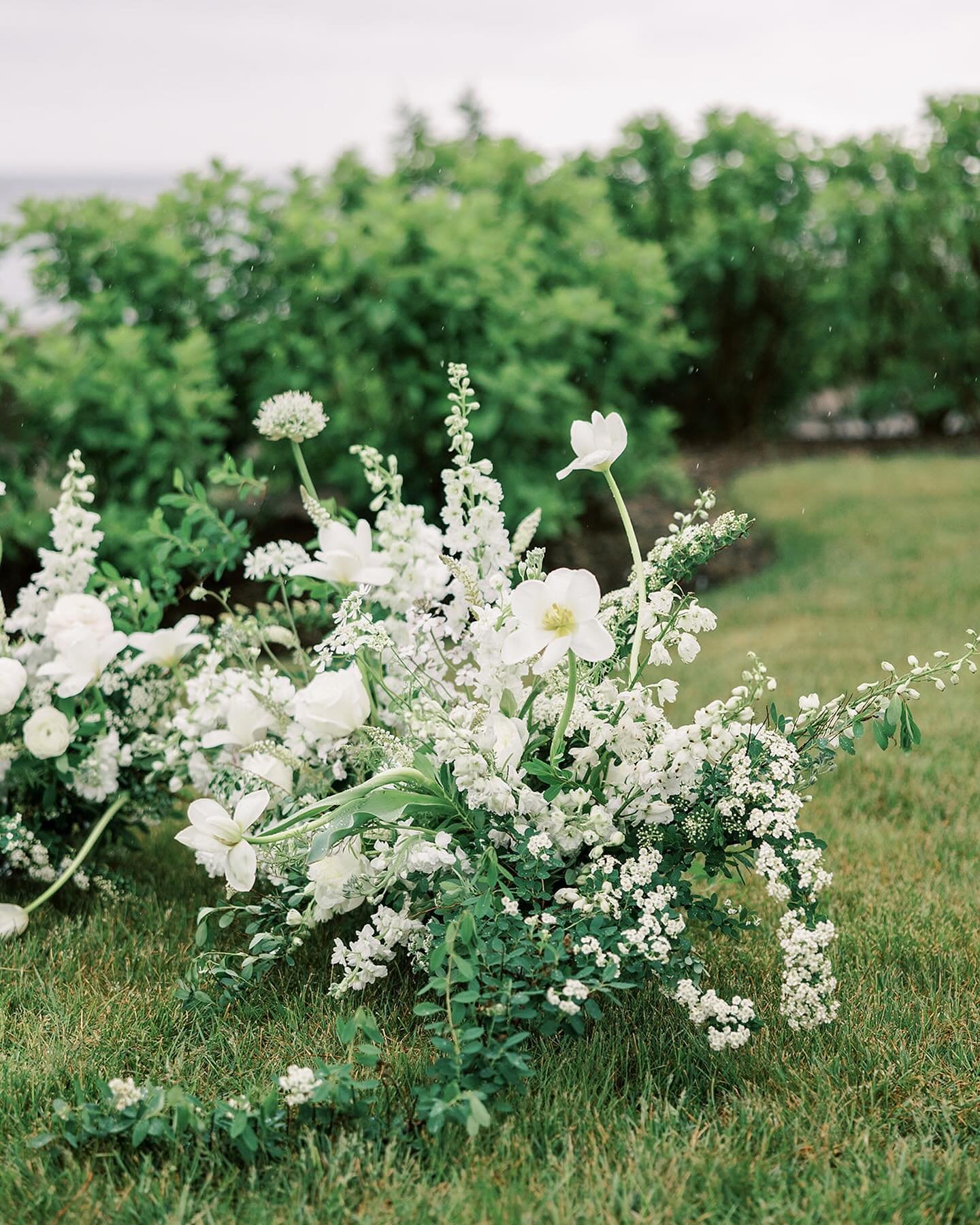 Flower appreciation post! A ceremony set-up this beautiful is ALWAYS worth sitting outside in the rain for. 

Gorgeous work by @fieldfloralstudio and @lindseytaylorphotography. Thank you @capearundelinn for hosting us! 

Hair: @hairthatmovesmaine 
Ma