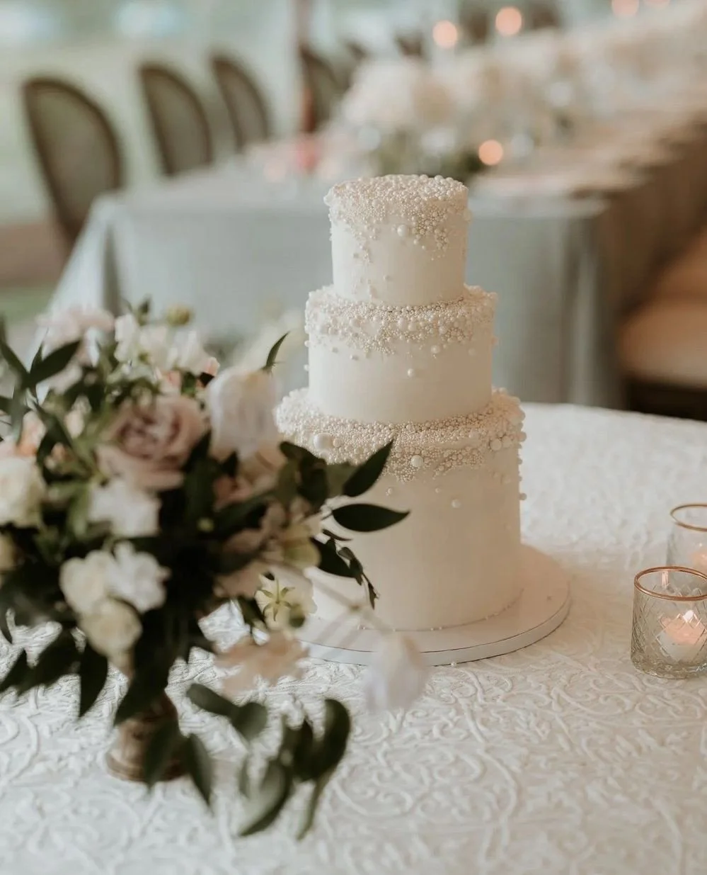 A little pearl of wisdom: When it comes to your wedding cake, small details = big impact. ✨⁠I'm in love with the pearlescent finish on this exquisite cake by @paintsandpans⁠.⁠
⁠
Photo by @lindsayhackneyphoto⁠
Florals by @violaandmoss
Linens by @bbjla