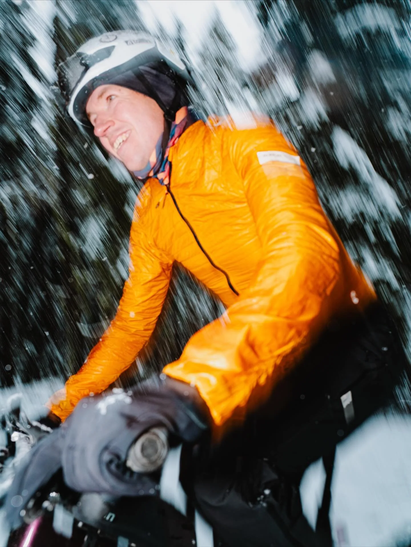 First snow and we couldn&rsquo;t resist to go out and have some fun! Best combo out there ☃️🚵🏼📸🩵 
.
Trying to keep my mind creative lately is really good, thanks for the modeling @justin.and.bikes, I don&rsquo;t tent to use flash, I find it that 