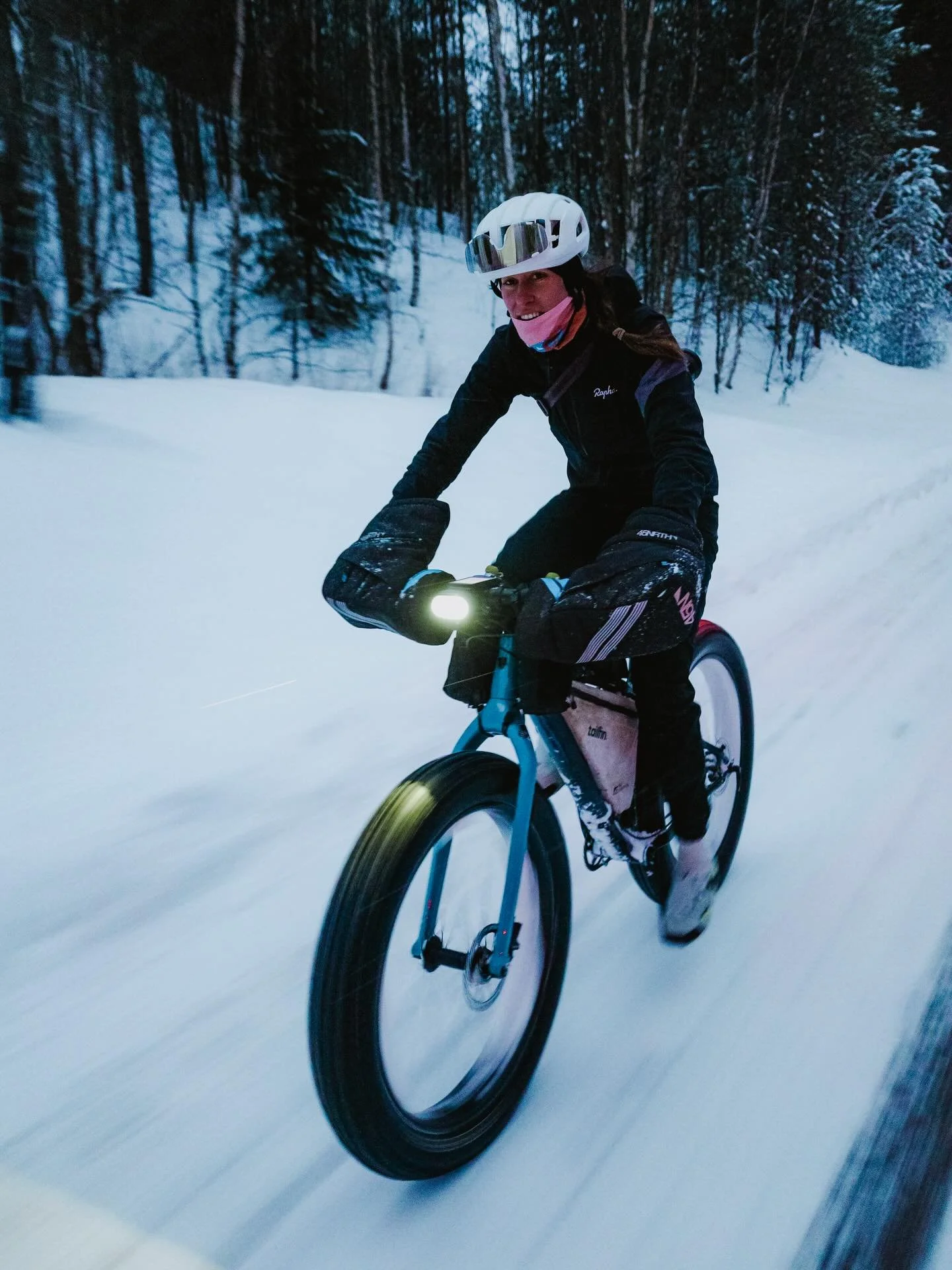 I felt the km didn&rsquo;t matter anymore, the joy of the outside it&rsquo;s what keeps me going :) I&rsquo;ve probably taken some of my favorite winter photos ever this past days, and today I look back and I loved every single moment shared with @ju