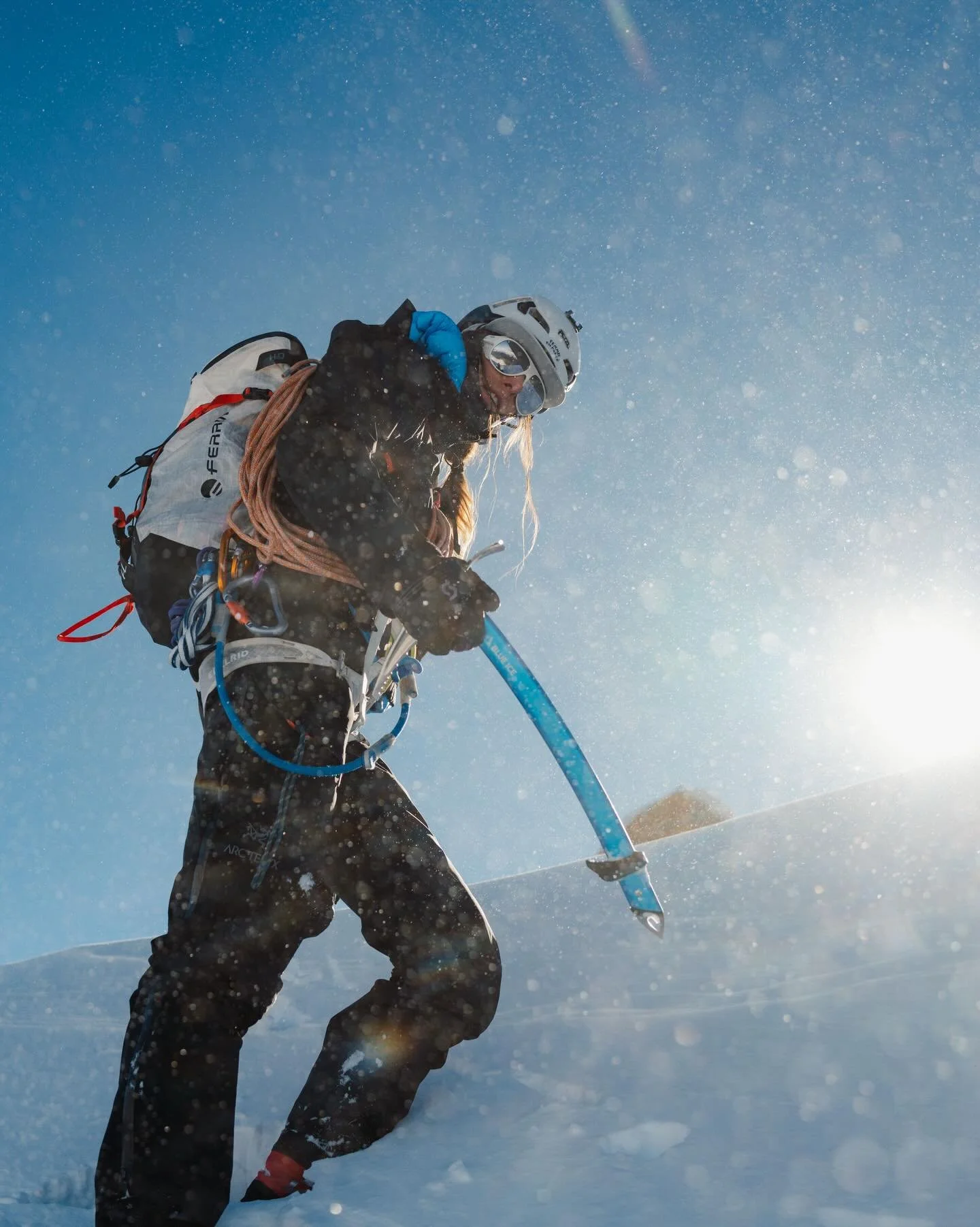 On my way back to this, back to the mountains, back to home, winter is finally calling💙❄️
.
Pic by @david_herzig