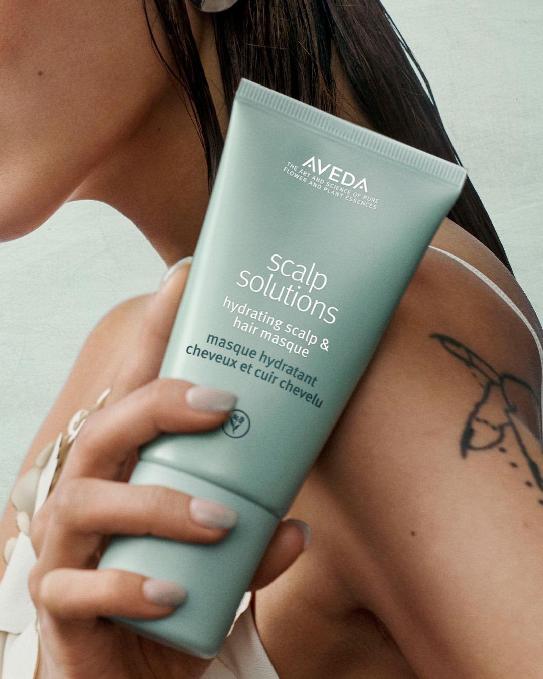 Aveda&rsquo;s scalp solutions hydrating scalp &amp; hair masque is here for your stressed scalp. 💚

This Haper's BAZAAR Hair Award-winning masque hydrates instantly, and leaves hair 4X smoother* with 94% more shine**. 🌟 Plus it&rsquo;s vegan, leapi