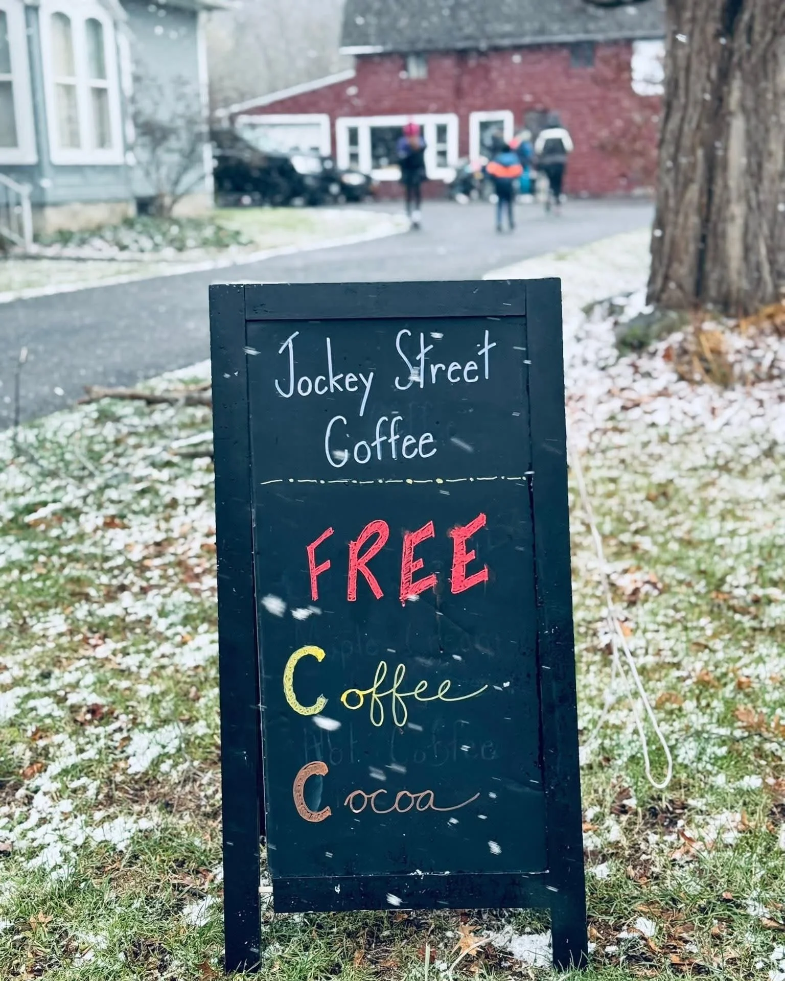 What a great day to share our little corner workspace with the community we love! 🥰