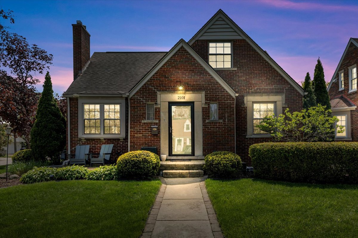 Classic Features and Everyday Comfort in&nbsp;Grosse Pointe Woods